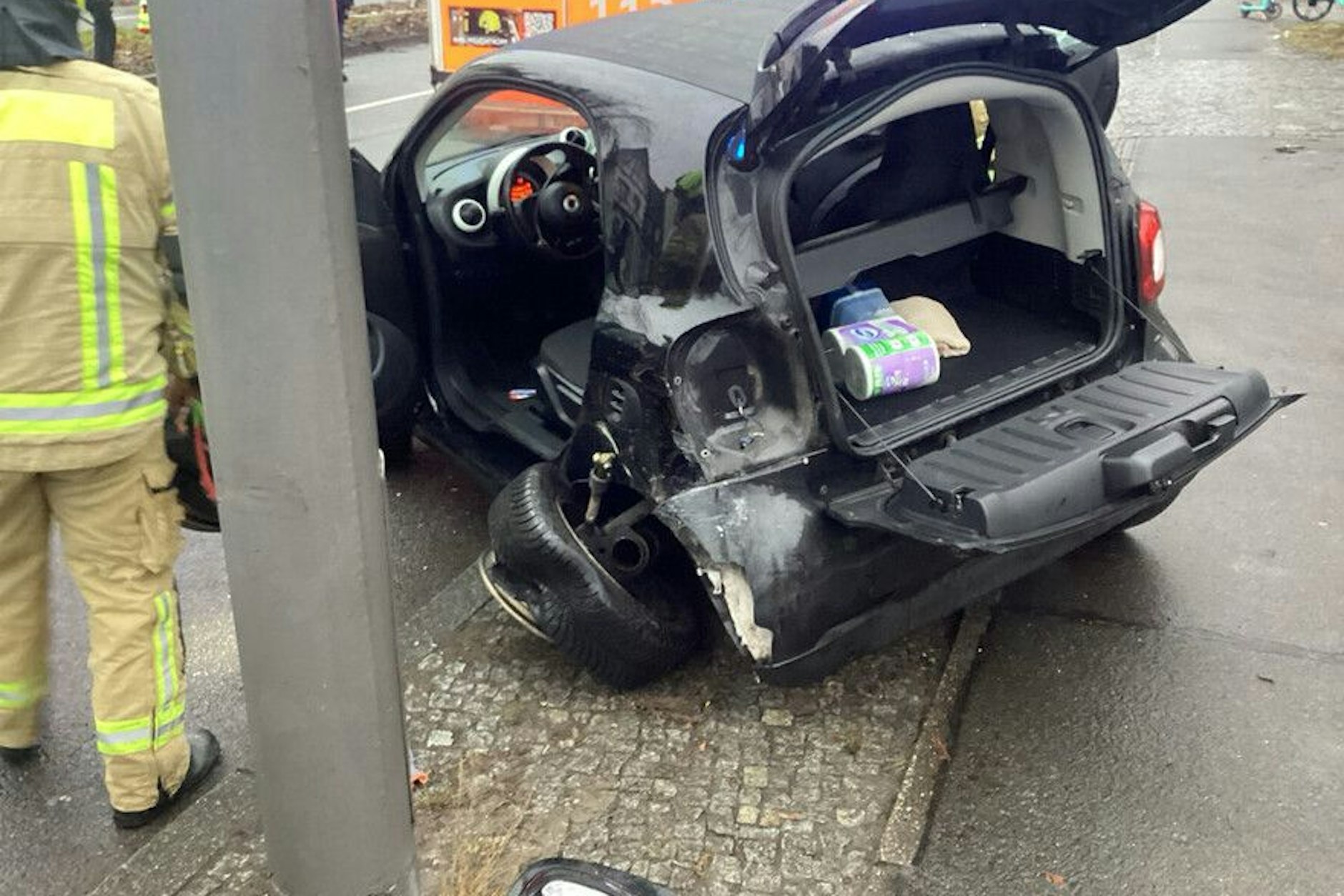 Die Fahrerin eines Smart krachte in einen Laternenmast. Auch sie wurde in ein Krankenhaus gebracht.