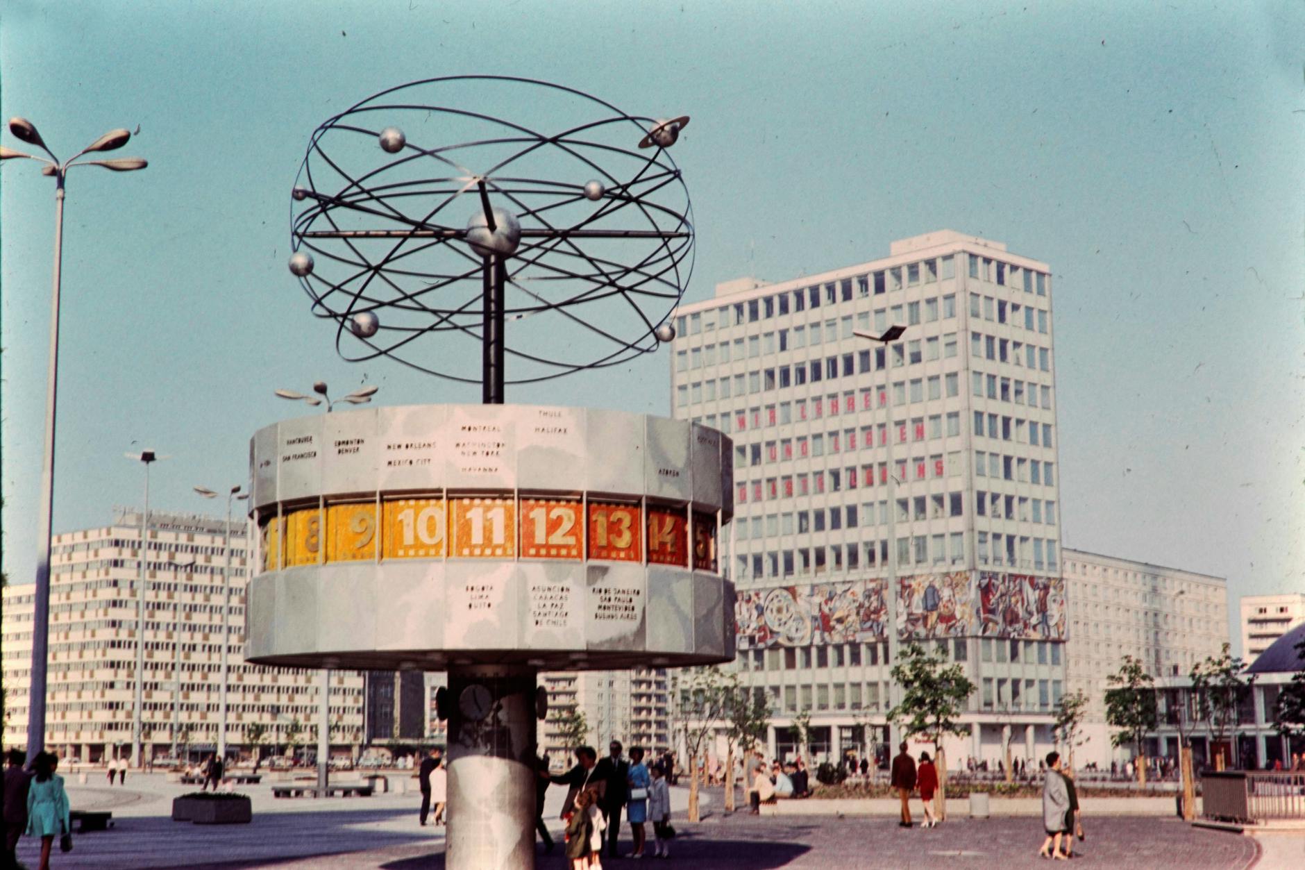 Berlin 1970: Man traf sich am Alexanderplatz an der Weltzeituhr.