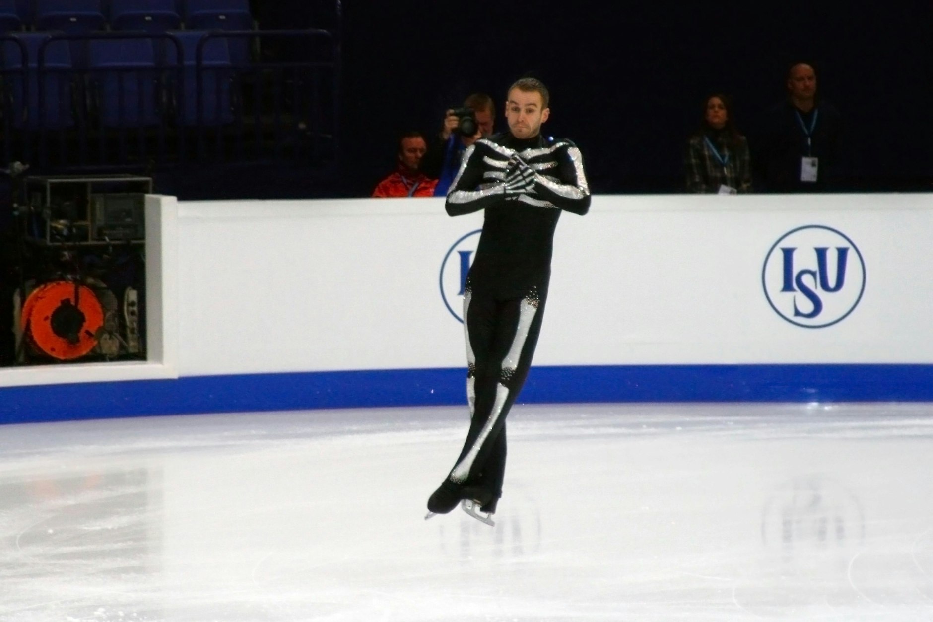 Der belgische Eiskunstläufer Kevin van der Perren entschied sich für ein Halloween-Kostüm.