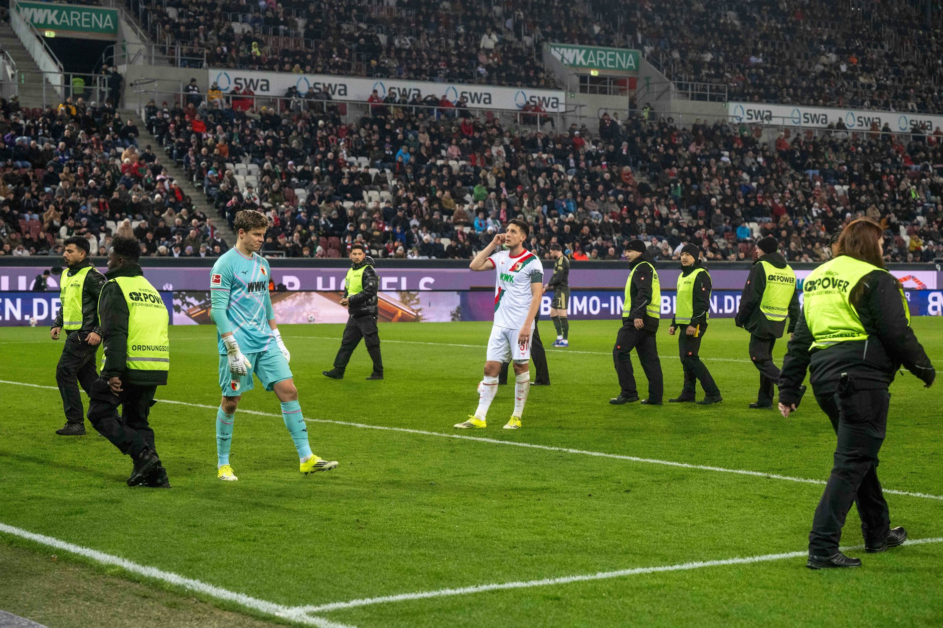 Fans des FC Augsburg sorgen gegen den 1. FC Union für eine Unterbrechung, indem sie aus Protest gegen das Donnerstagspiel Flummis auf das Spielfeld werfen.