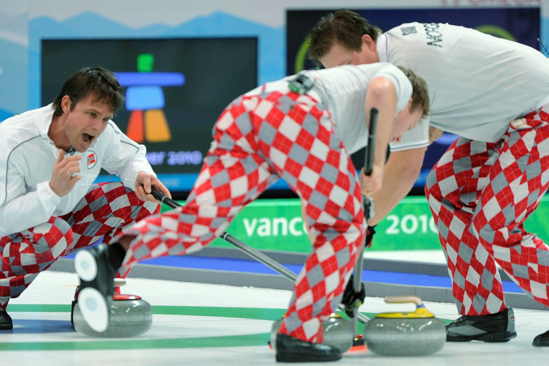 Mit auffälligen Hosen ging das norwegische Curling-Team 2010 in Vancouver an den Start.