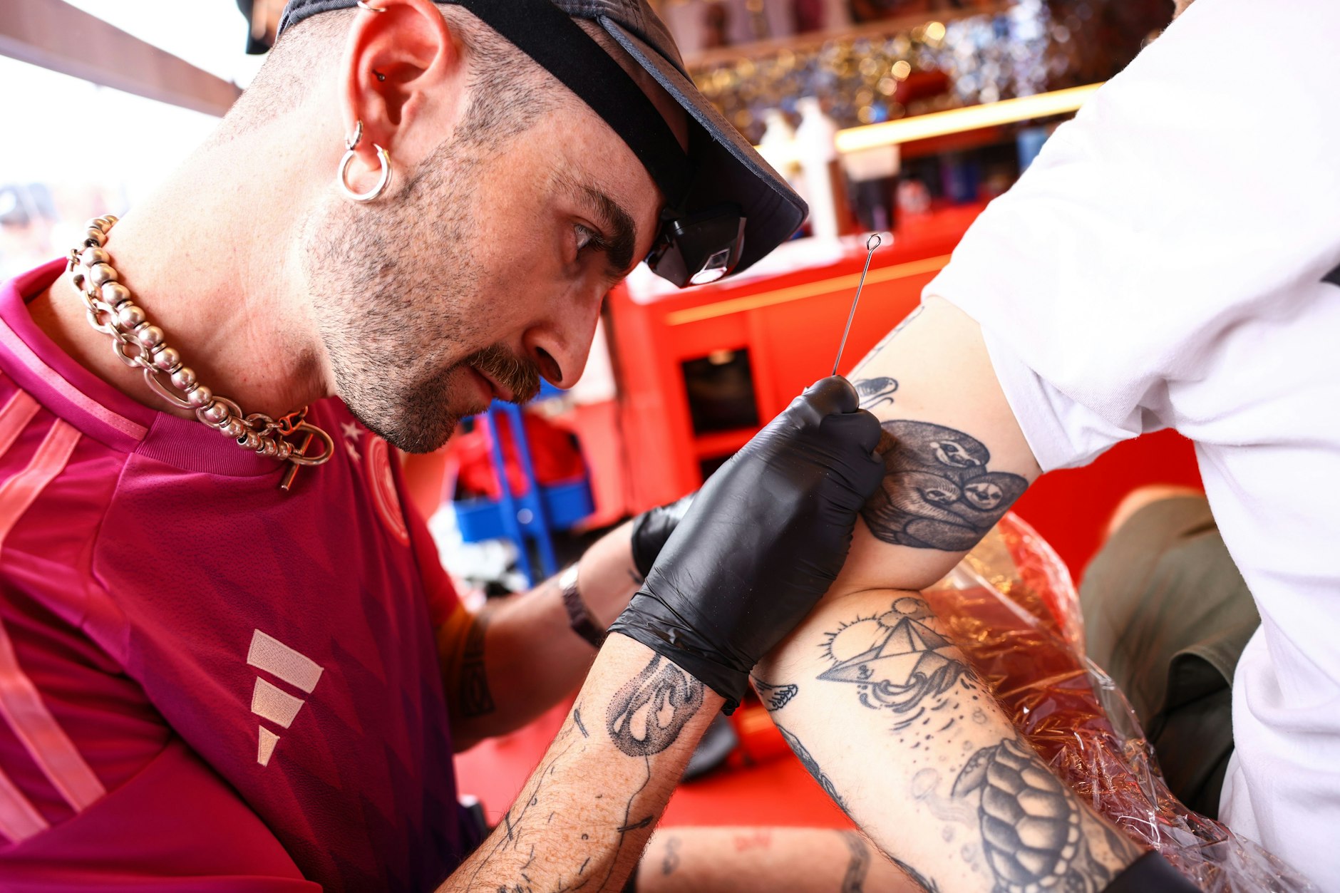 Nach einem frisch gestochenen Tattoo muss man vier Monate mit der nächsten Blutspende warten.