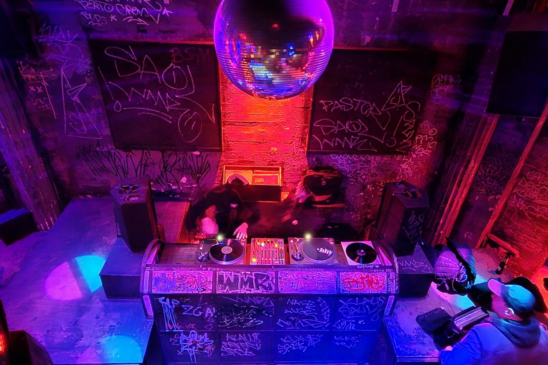 Blick auf die Plattenteller im Weddinger Humboldthain Club