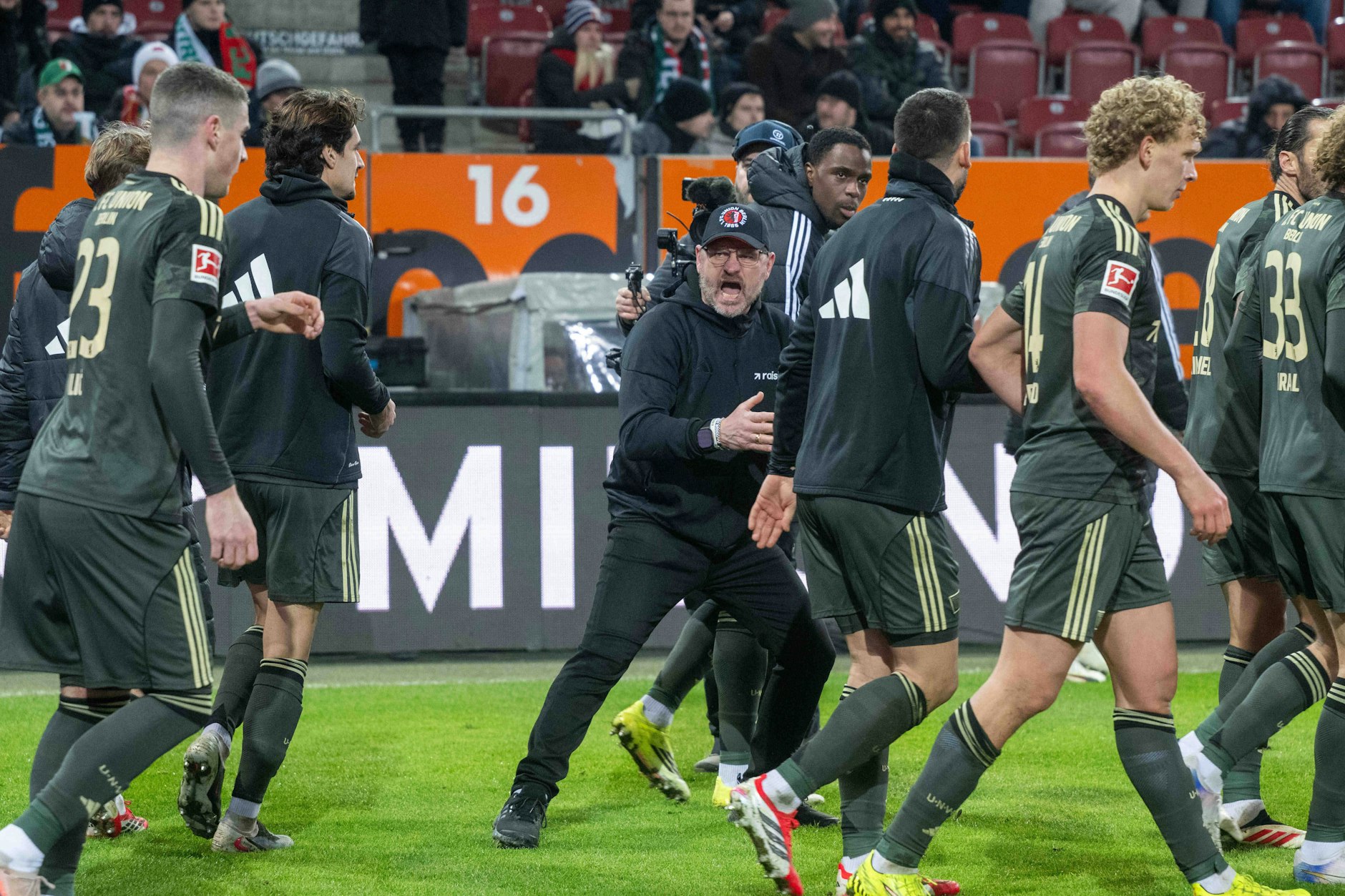 Partycrasher: Union-Trainer Steffen Baumgart erinnert seine Spieler nach dem 1:1 in Augsburg, dass das Spiel noch nicht vorbei ist.