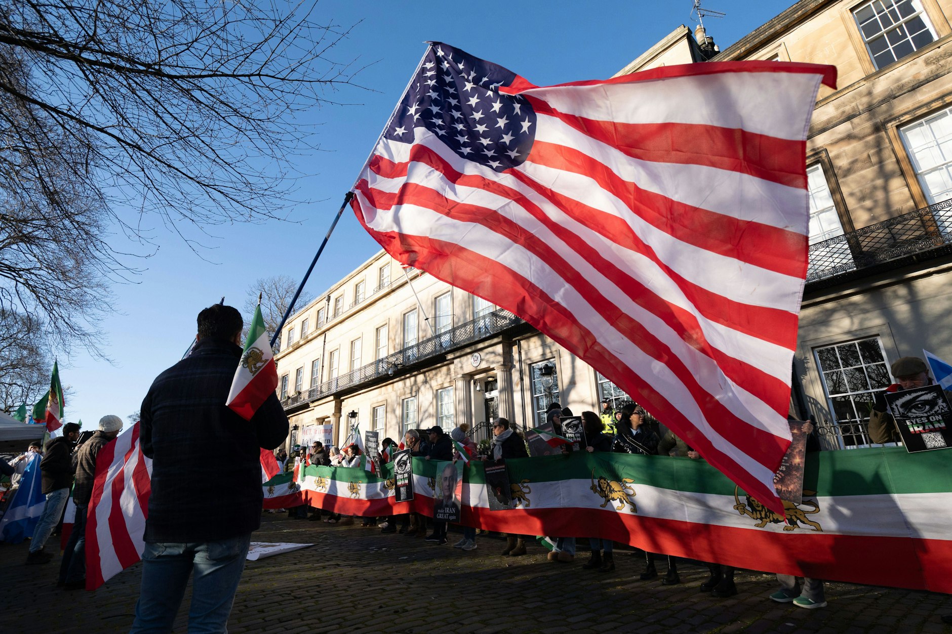 Demonstration in Edinburgh: Iraner fordern internationales Handeln gegen Repressionen
