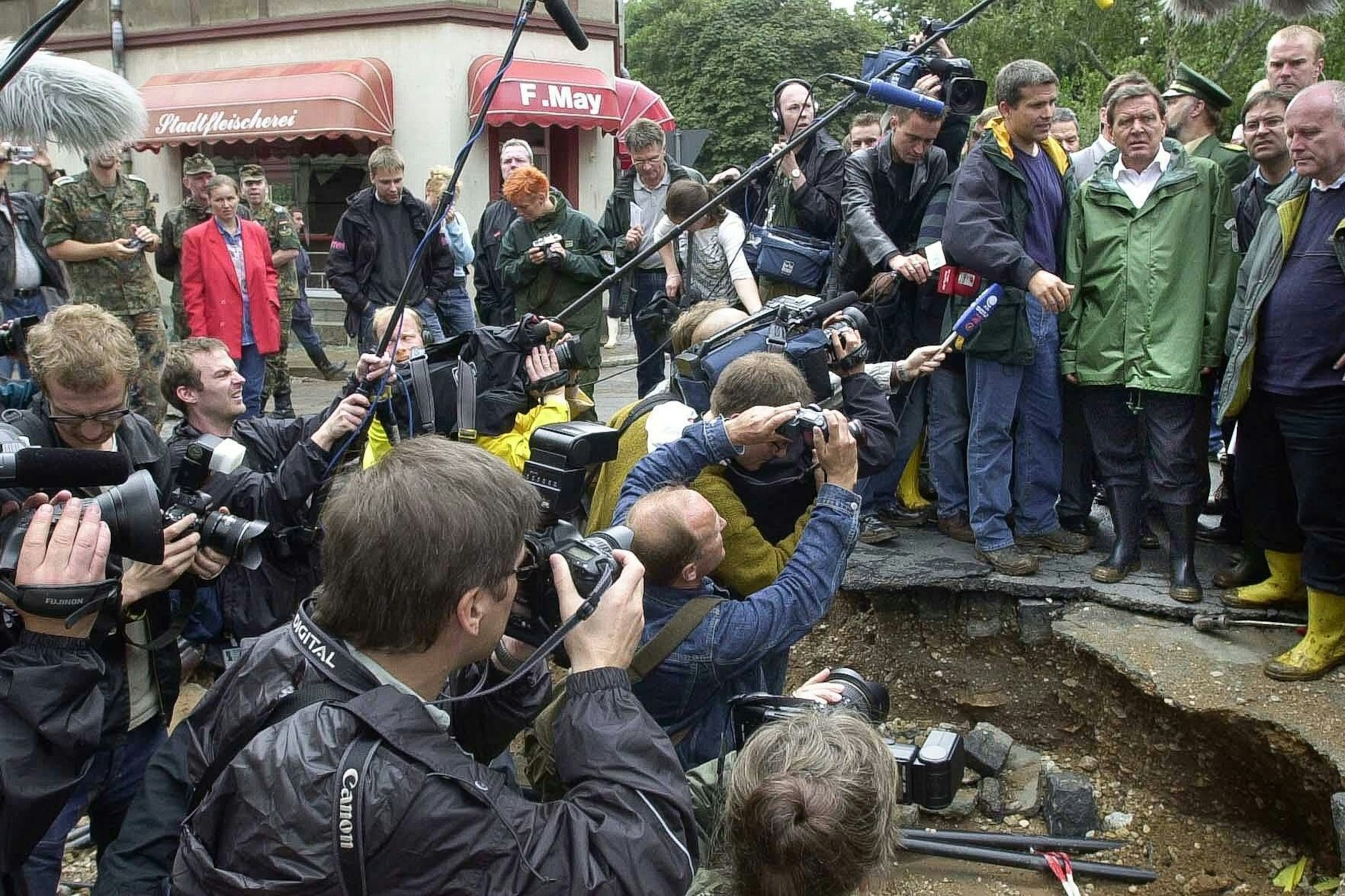 Bundeskanzler Gerhard Schröder 2002 im Katastrophengebiet an der Elbe. 