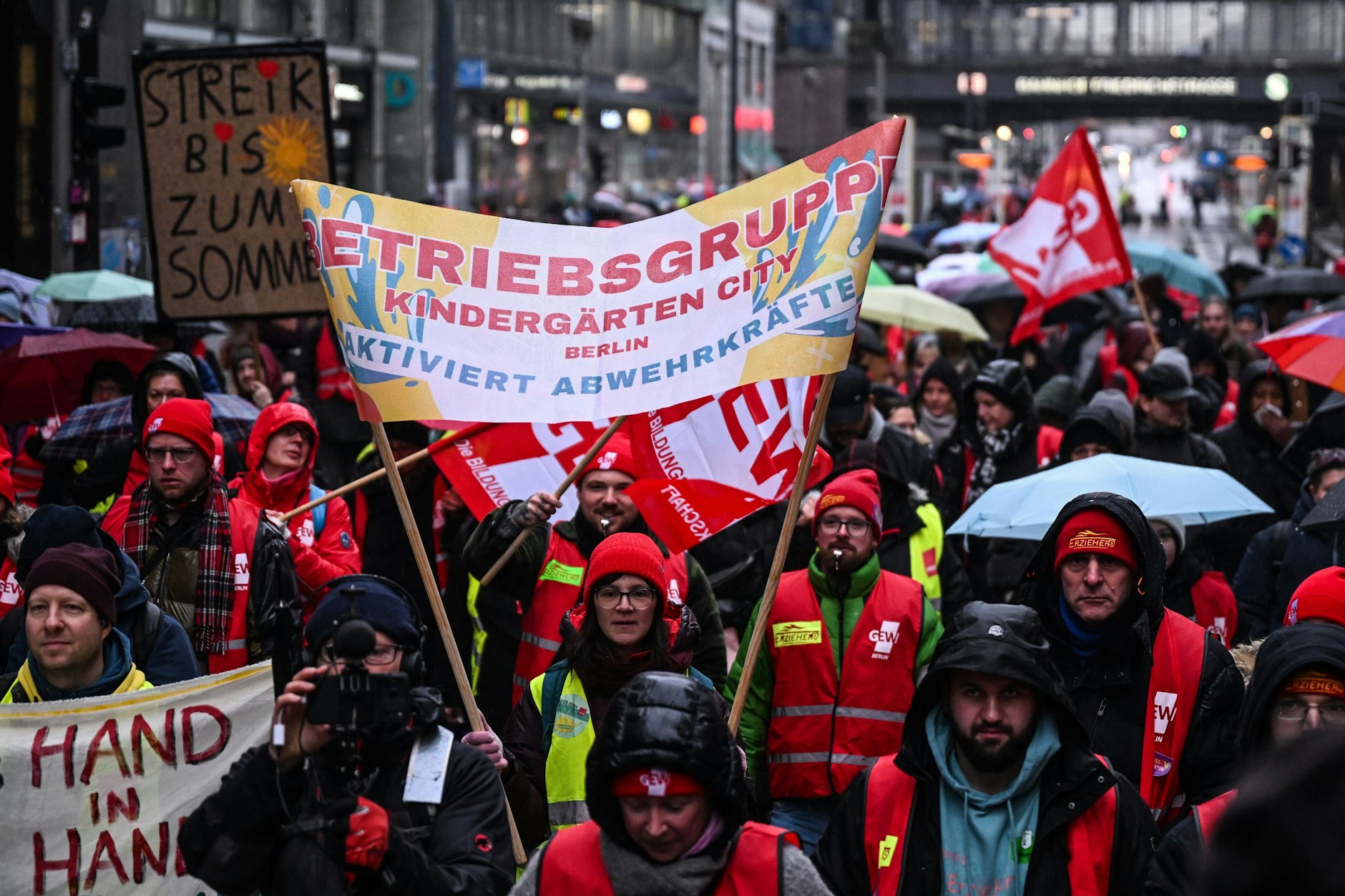 In Berlin legten schon am Mittwoch Beschäftigte des öffentlichen Dienstes die Arbeit nieder.