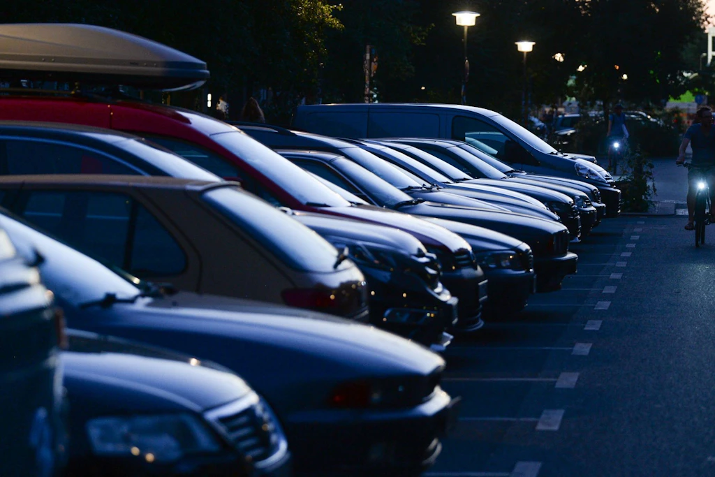 Autos parken am Abend in Berlin dicht an dicht.