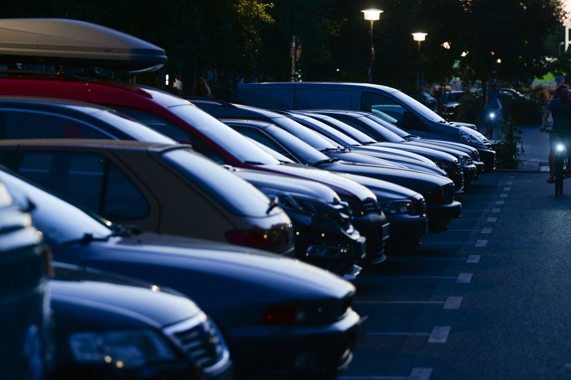 Autos parken am Abend in Berlin dicht an dicht.