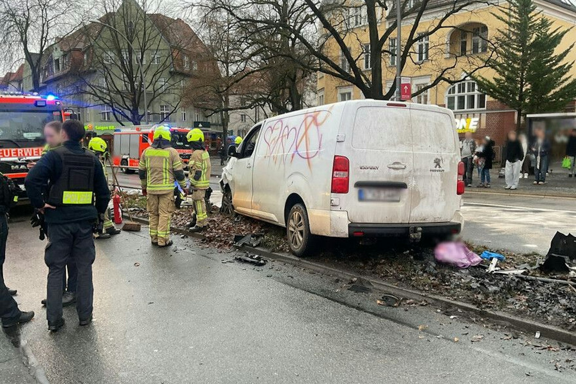 Bei dem Unfall zog sich der Fahrer des Transporters lebensgefährliche Verletzungen zu. Er starb später im Krankenhaus.