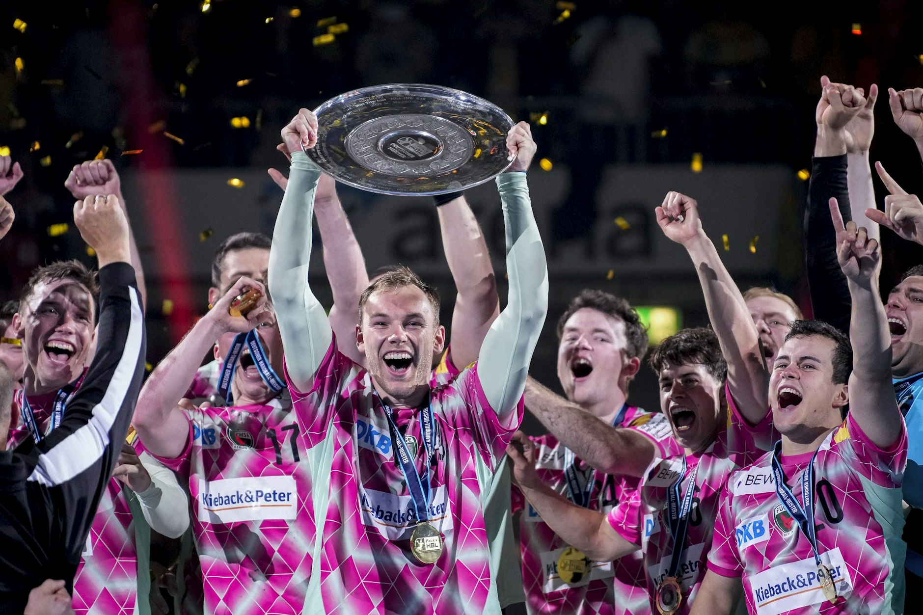 Die Meisterschale der Füchse Berlin ist vermutlich eingeschmolzen worden. Das vermuten Ermittler, nachdem die Schale aus der Geschäftsstelle gestohlen worden war.