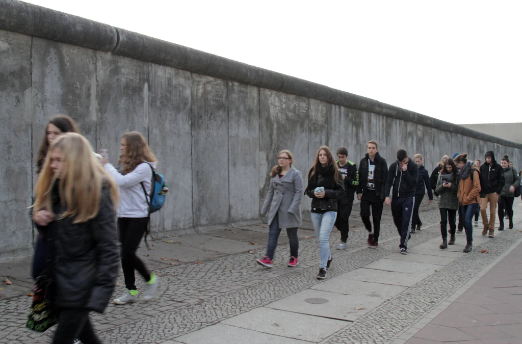 Mauerfall im Klassenzimmer: Wird in Berlin das DDR-Pflichtfach abgeschafft?