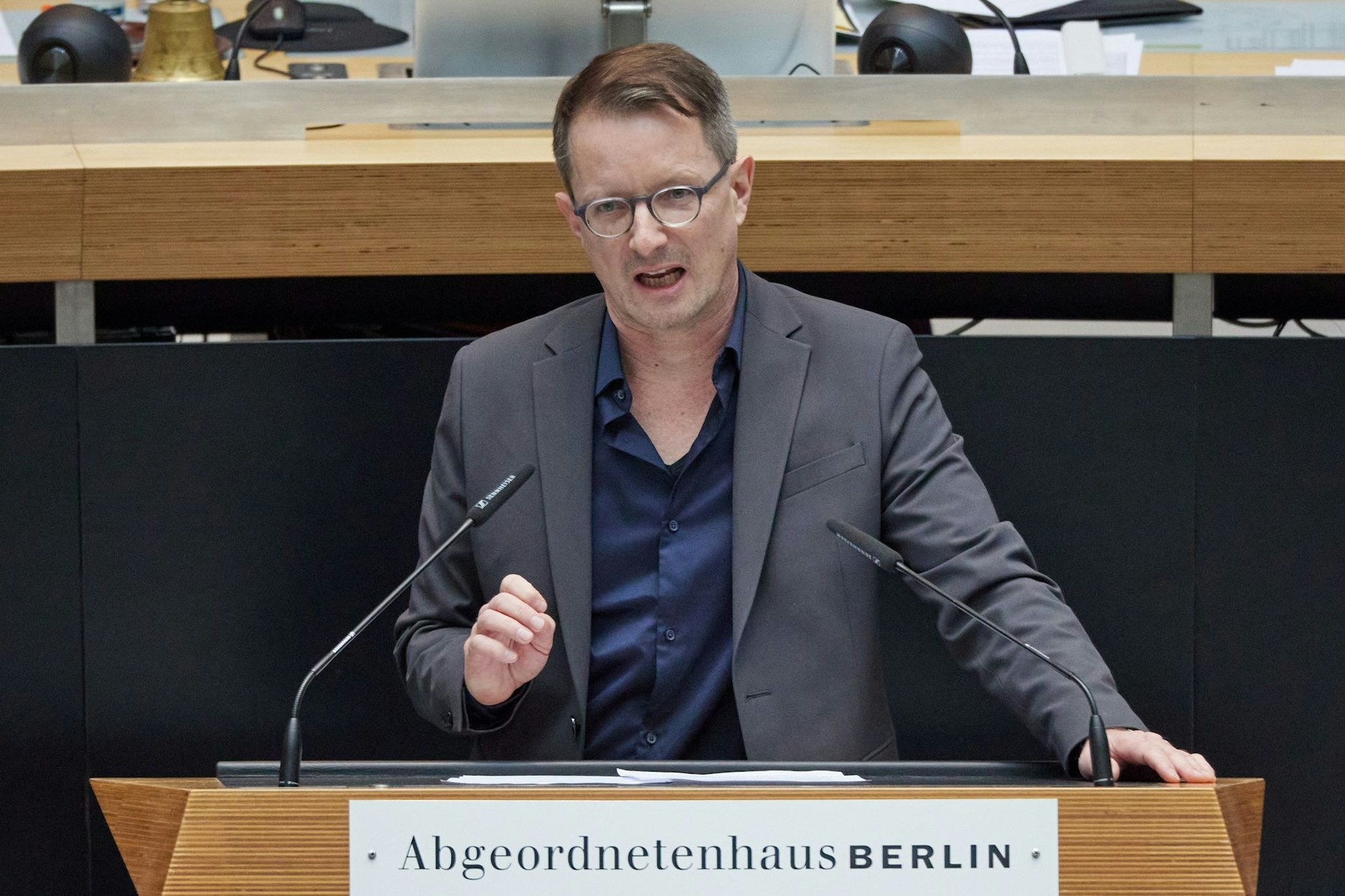 Alexander King (fraktionslos) spricht bei einer Plenarsitzung im Berliner Abgeordnetenhaus. 