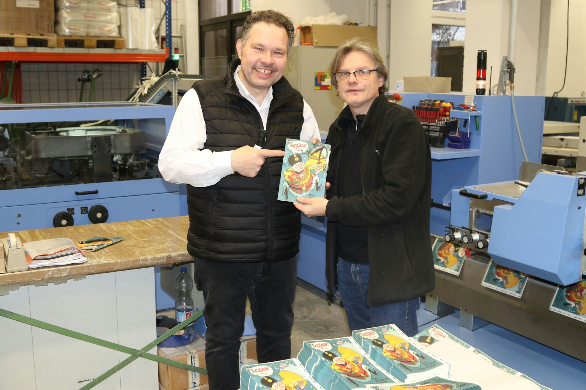 PIEREG-Druckereichef Sven Regen übergibt KURIER-Reporter Norbert Koch-Klaucke das Heft Nummer 1.