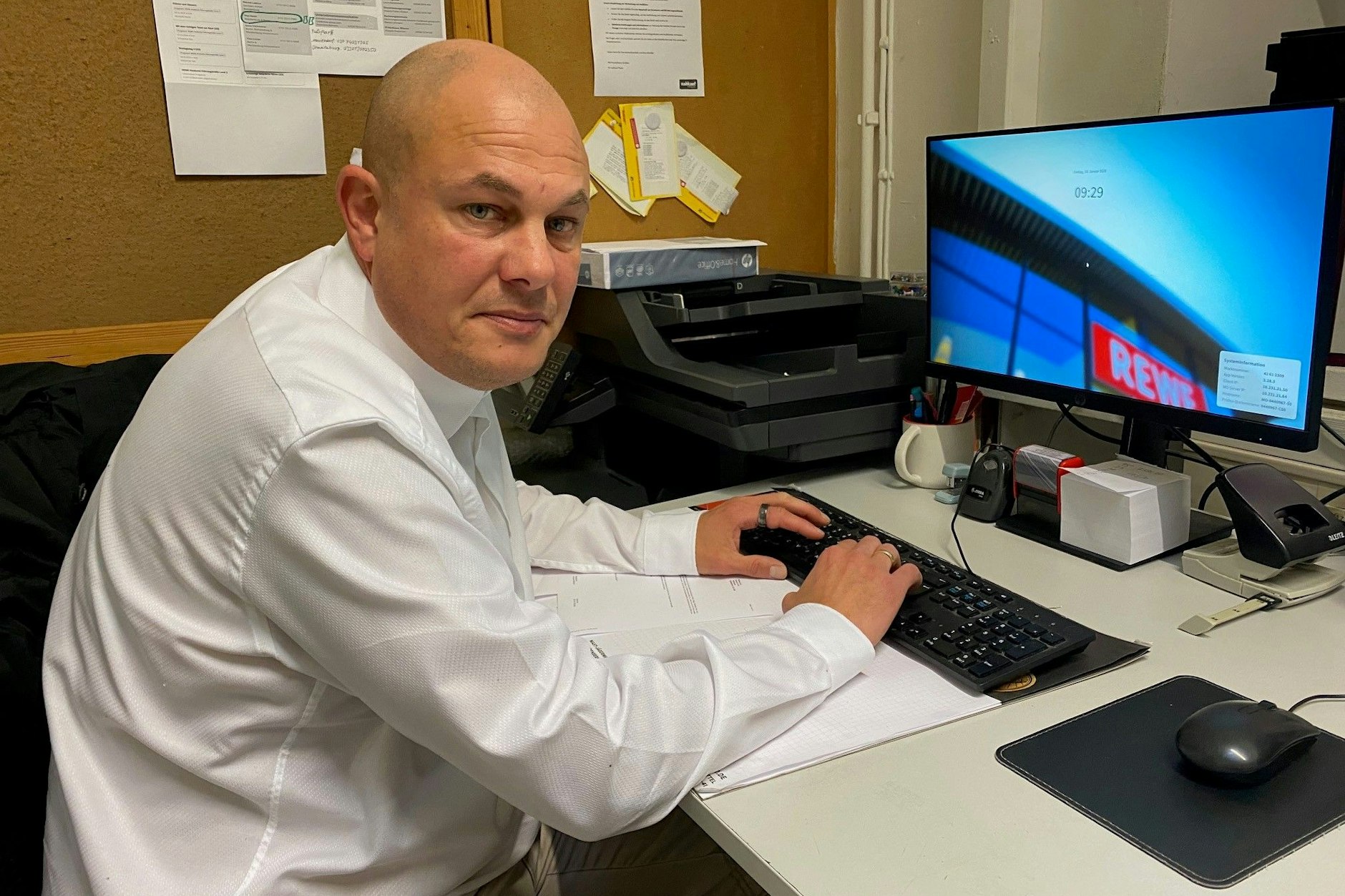 Supermarkt-Chef in seinem Büro seines Geschäftes in Neukölln