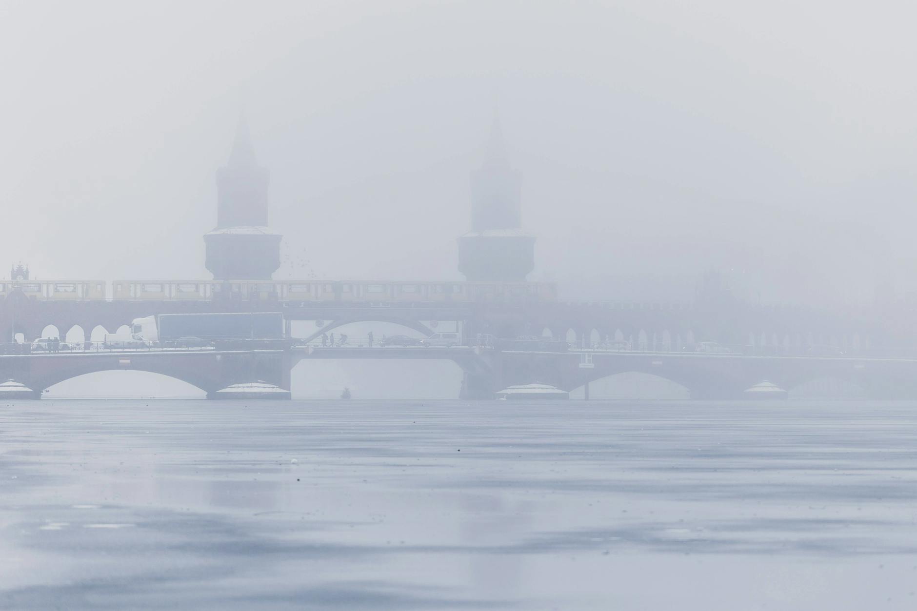 Dichter Nebel, die Spree gefroren: Ende Januar könnte auch Berlin noch einmal in den Genuss einer heftigen Kältewelle kommen.
