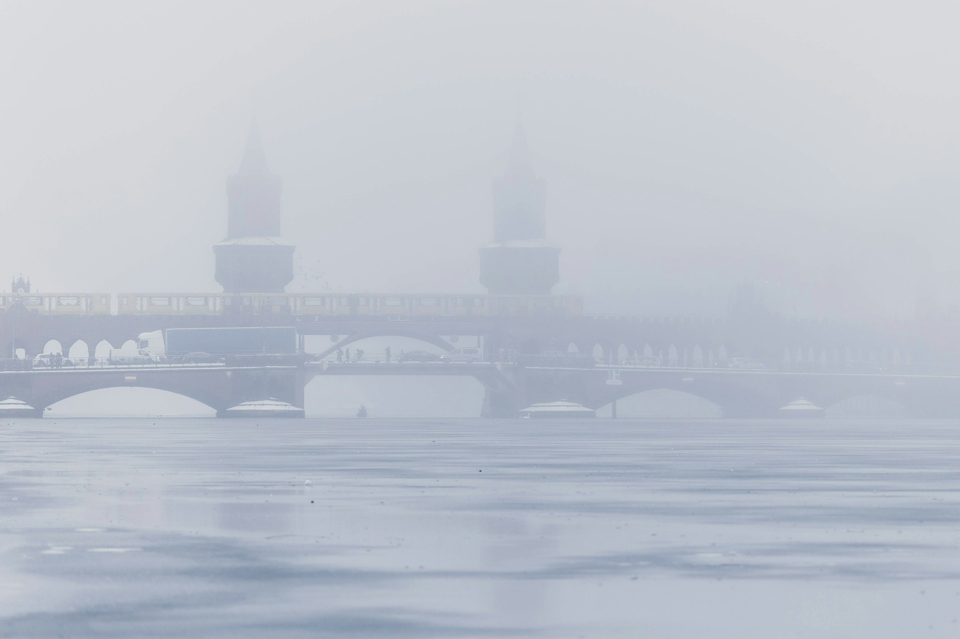 Dichter Nebel, die Spree gefroren: Ende Januar könnte auch Berlin noch einmal in den Genuss einer heftigen Kältewelle kommen.