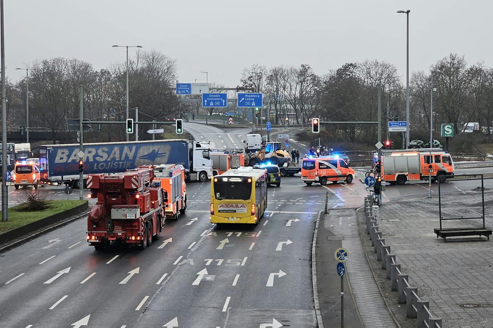 Halenseestraße Ecke, Messedamm. Dort kam es zu einem Unfall zwischen einem LKW und einer Rollerfahrerin.