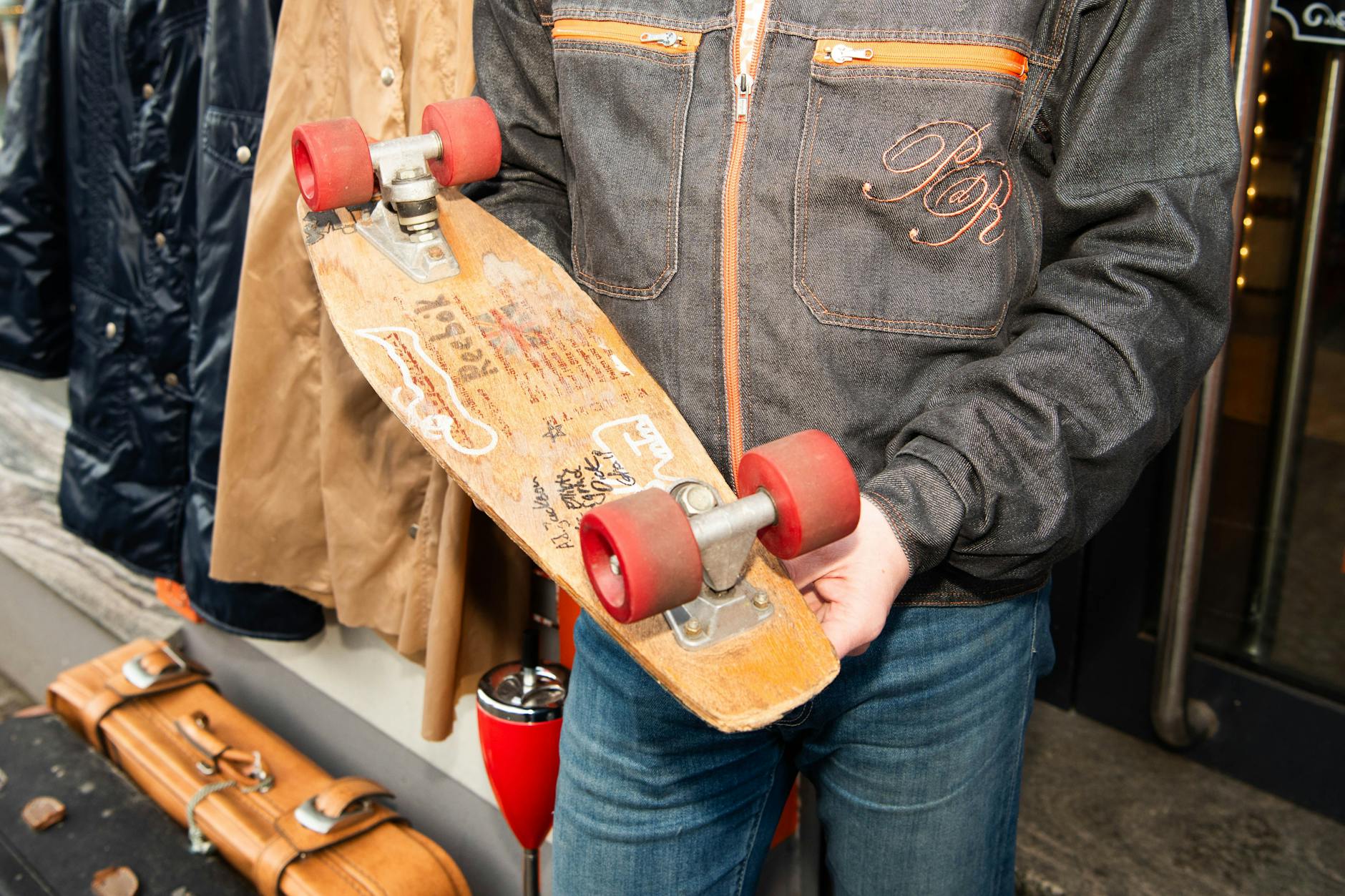 Mario Schubert hält das erste und einzige Skateboard der DDR in den Händen: den Germina Speeder.