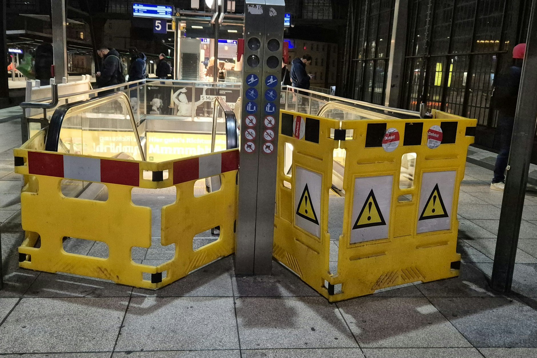 Hier waren am <strong>Mittwochmorgen</strong> beide Rolltreppen zum Gleis 5/6 gesperrt.