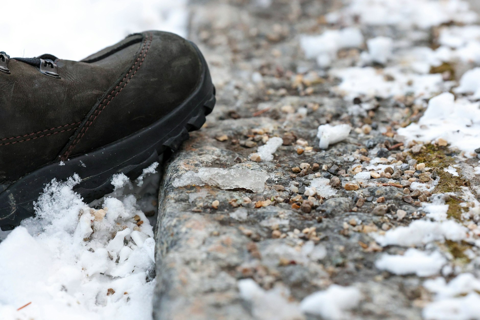 Der ganze Splitt in der Stadt wird hauptsächlich von den Berlinern selbst gestreut.