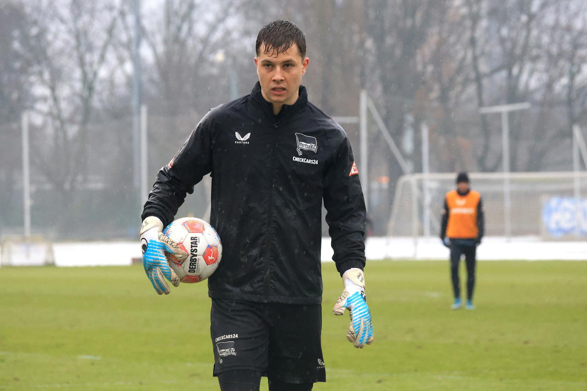 Hertha-Torwart Tjark Ernst war noch am Donnerstag beim Training gesund, seit Freitag liegt er flach.
