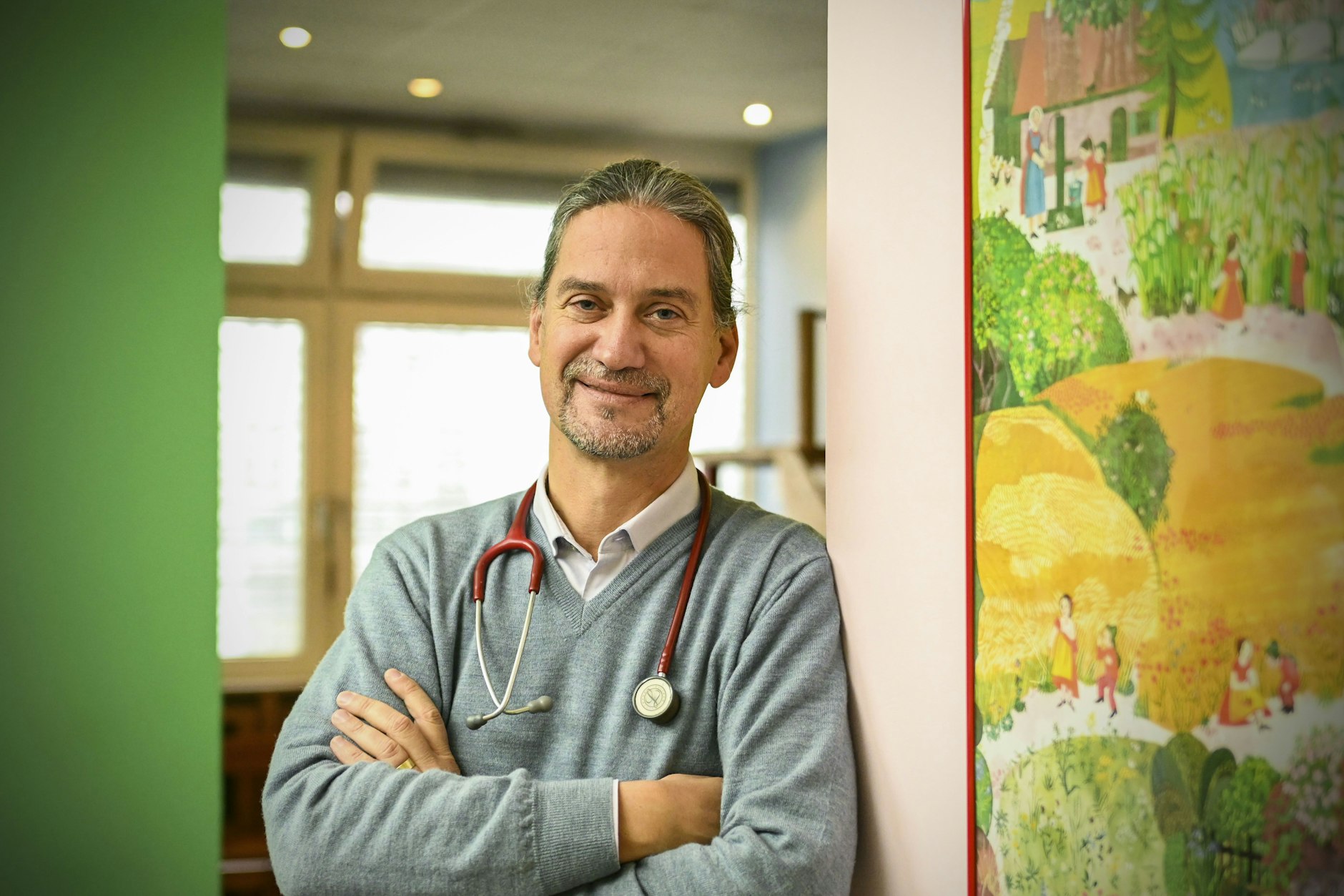 Dr. Jakob Maske in seiner Praxis in Berlin Schöneberg.