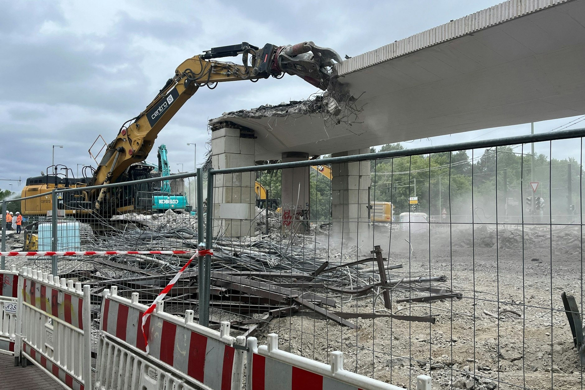 Solche Arbeiten soll man bald öfter in Berlin sehen: Abriss einer maroden Brücke. Im Frühjahr 2025 wurde die erst 1989 gebaute Überführung An der Wuhlheide in wenigen Tagen weggemeißelt.