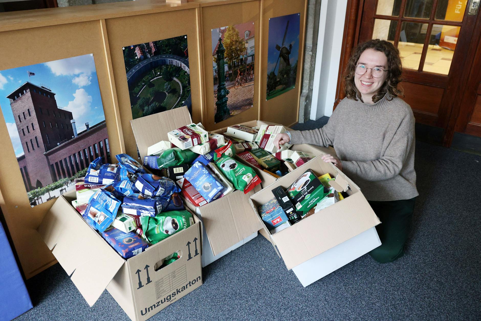 Elisabeth Schloz (22) mit dem Ertrag der Kaffeewette für Neukölln 2023.