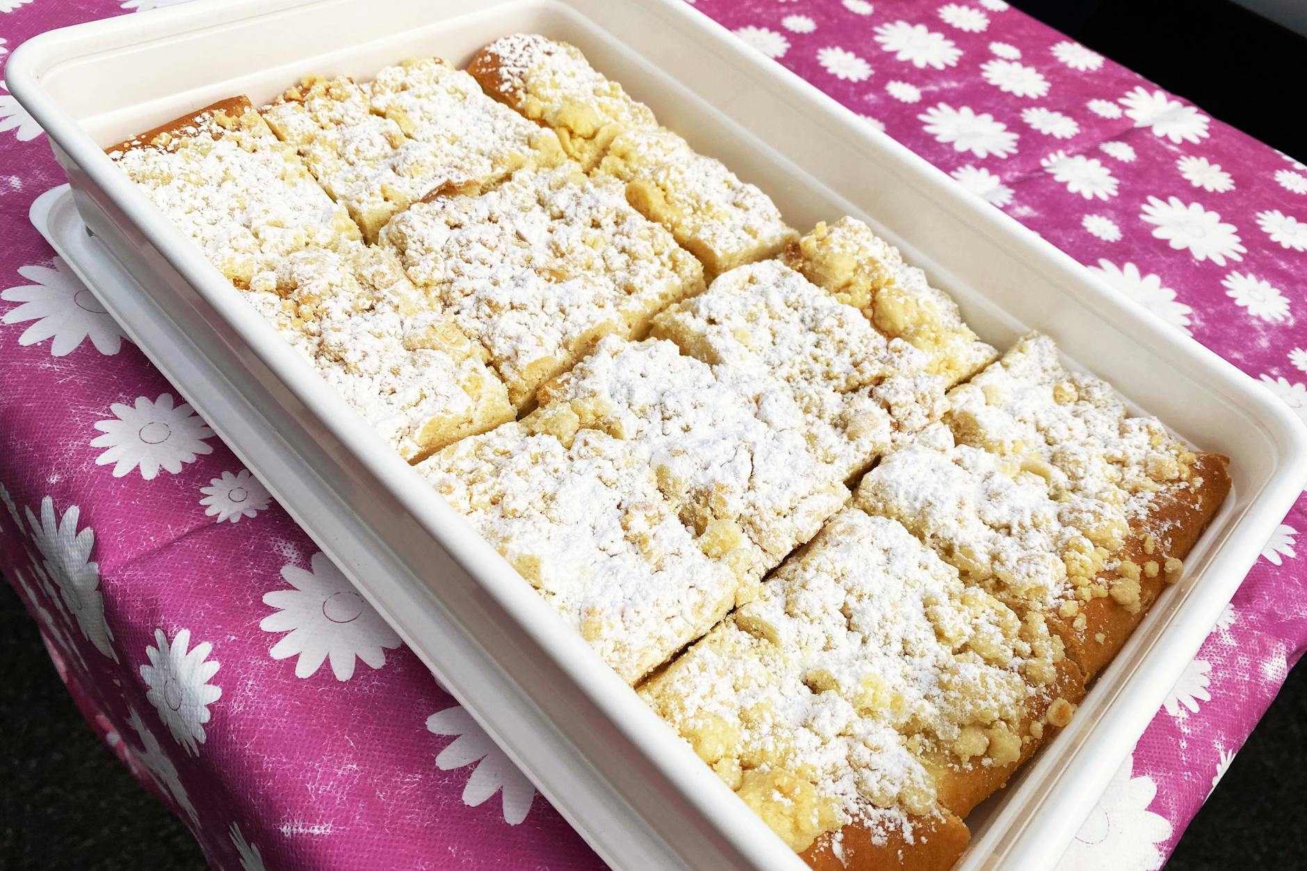 Mit einer Schicht Puderzucker können Sie den Streuselkuchen sogar noch etwas verfeinern.