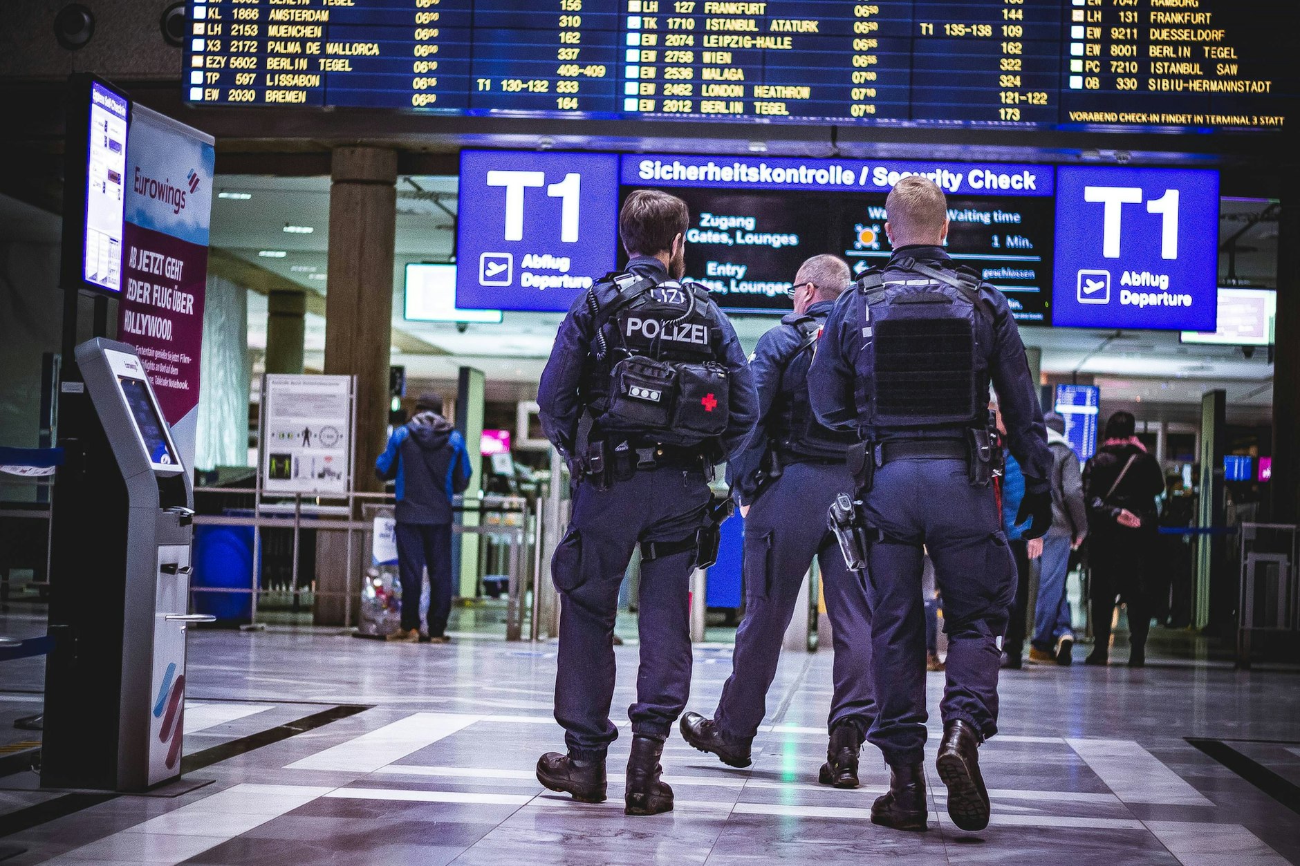 Die Polizei nahm zwei Terrorverdächtige an den Flughäfen Stuttgart und Hannover fest.