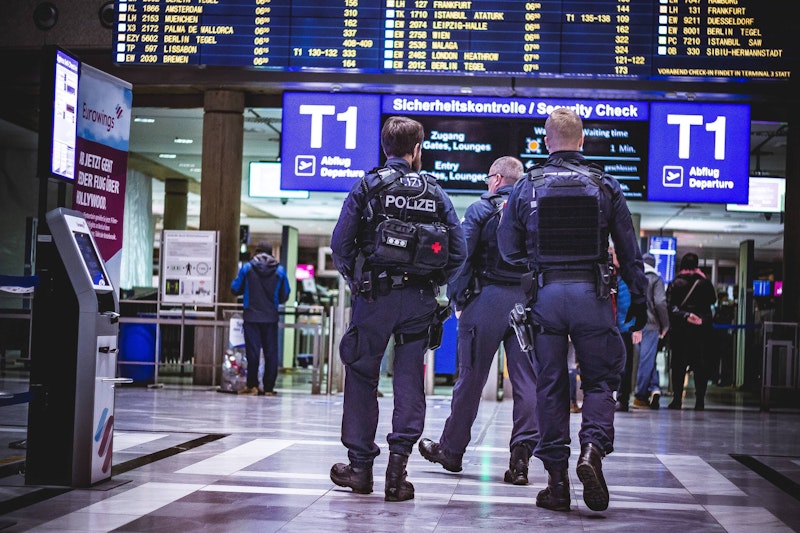 Festnahme in letzter Minute: Zwei IS-Verdächtige an Flughäfen gestoppt