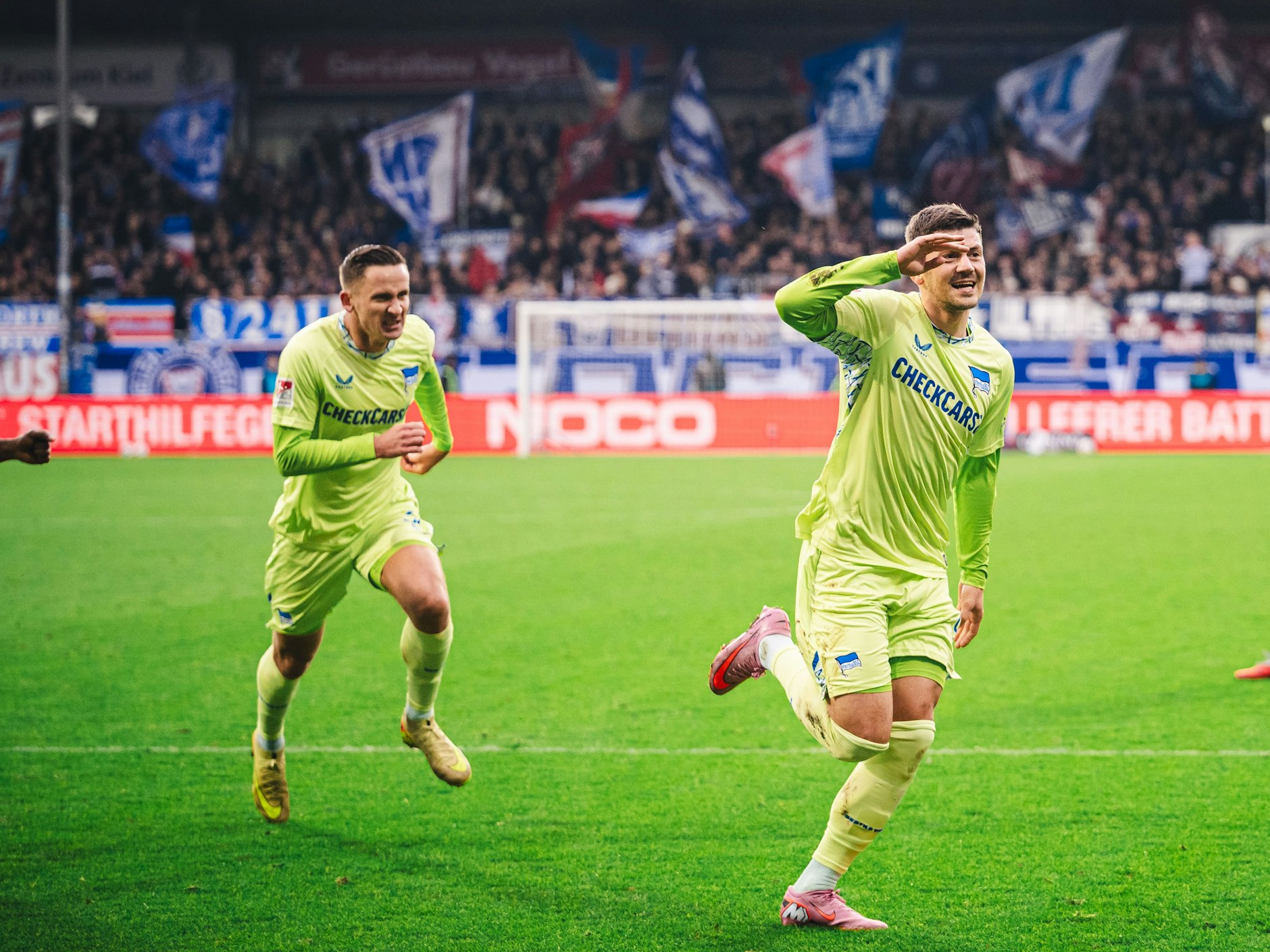 Achtung, Paul Seguin kommt von hinten angerannt. Hertha-Torschütze Dawid Kownacki Sekunden vor dem Jubel-Schubser von Hertha BSC. 