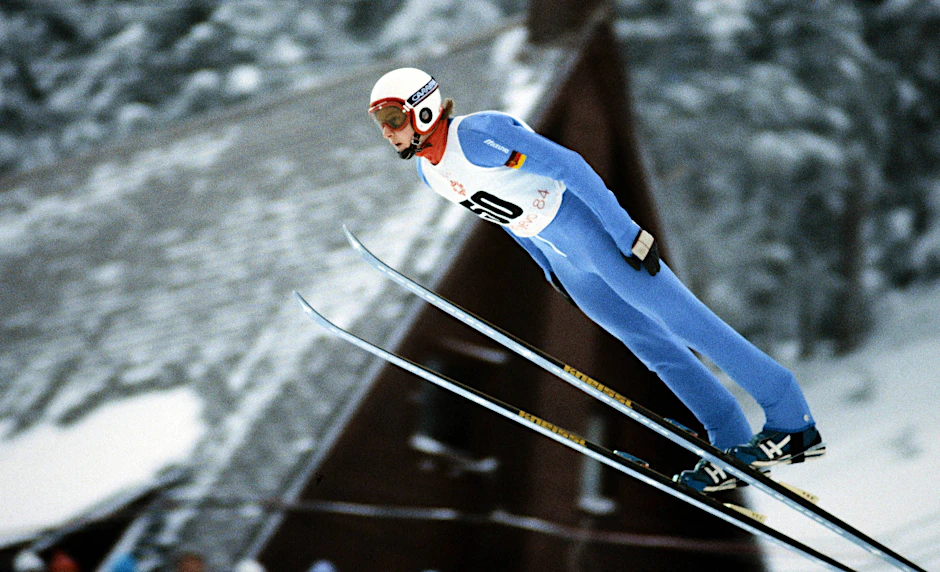 Skispringer Jens Weißflog gewinnt für die ehemalige DDR Olympiagold in Sarajewo 1984. Damals wird noch im Parallelstil gesprungen.