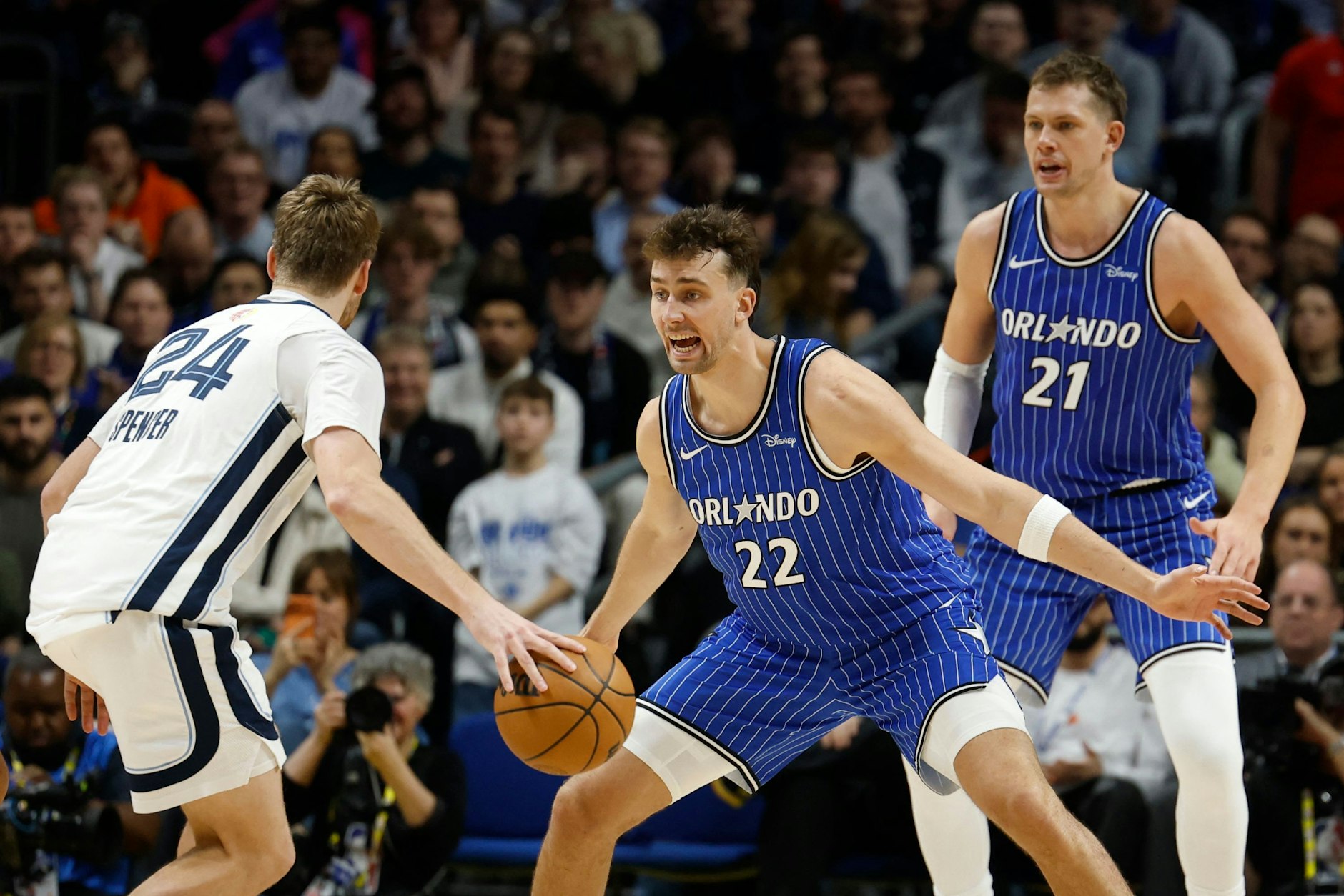 In der Berliner Uber-Arena: Beim Spiel gegen die Memphis Grizzlies standen Franz Wagner (Mitte) und sein Bruder Moritz Wagner (21) zeitweise gemeinsam auf dem Court.