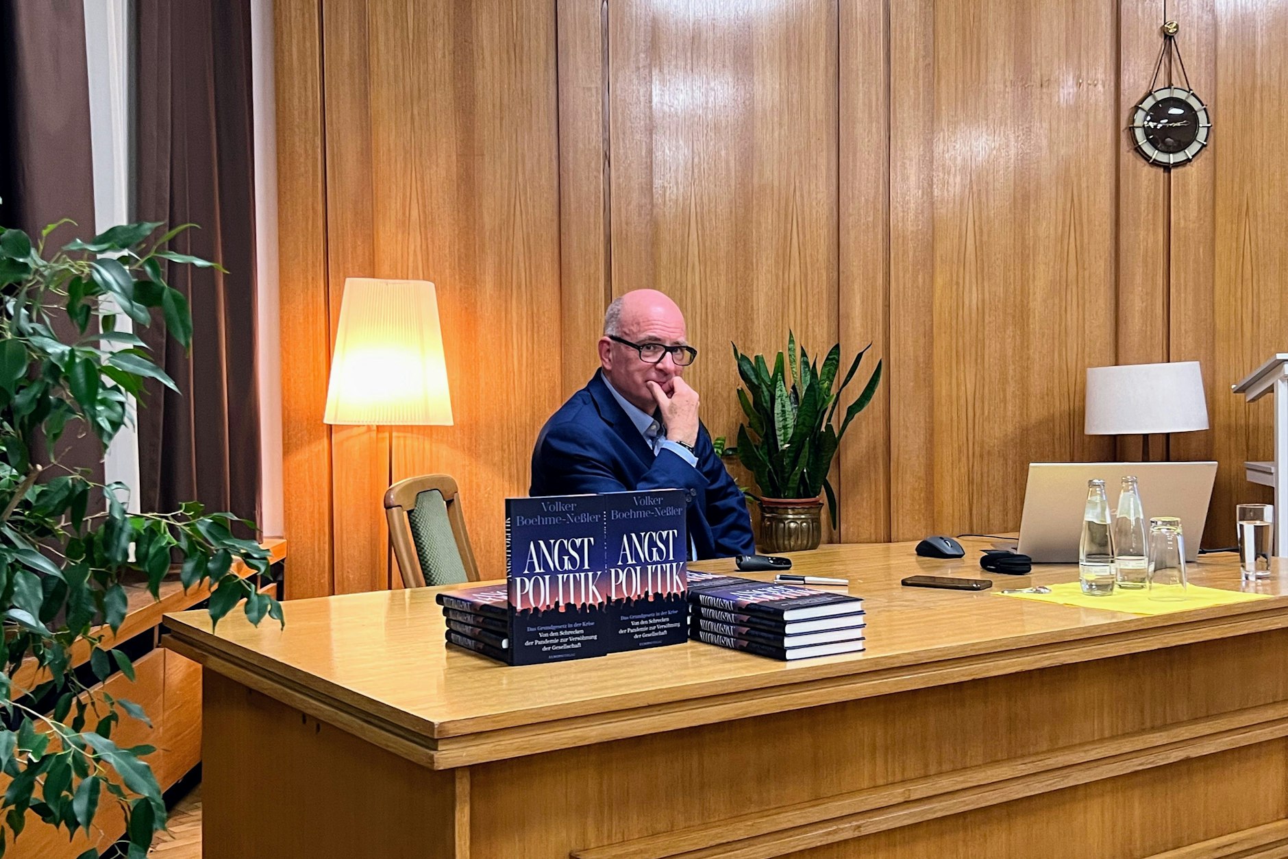 Volker Boehme-Neßler vor dem Vortrag am Schreibtisch von Erich Mielke in der Stasi-Gedenkstätte in der Normannenstraße in Berlin-Lichtenberg.
