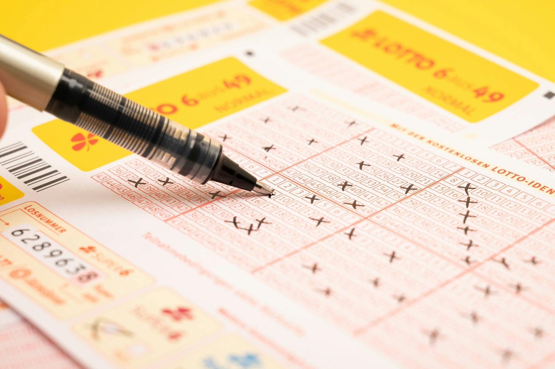 Nach den Kreuzchen kommt die Hoffnung: Klappt es mit dem großen Gewinn? Wer die richtigen Zahlen tippt, muss das Geld aber auch abholen.