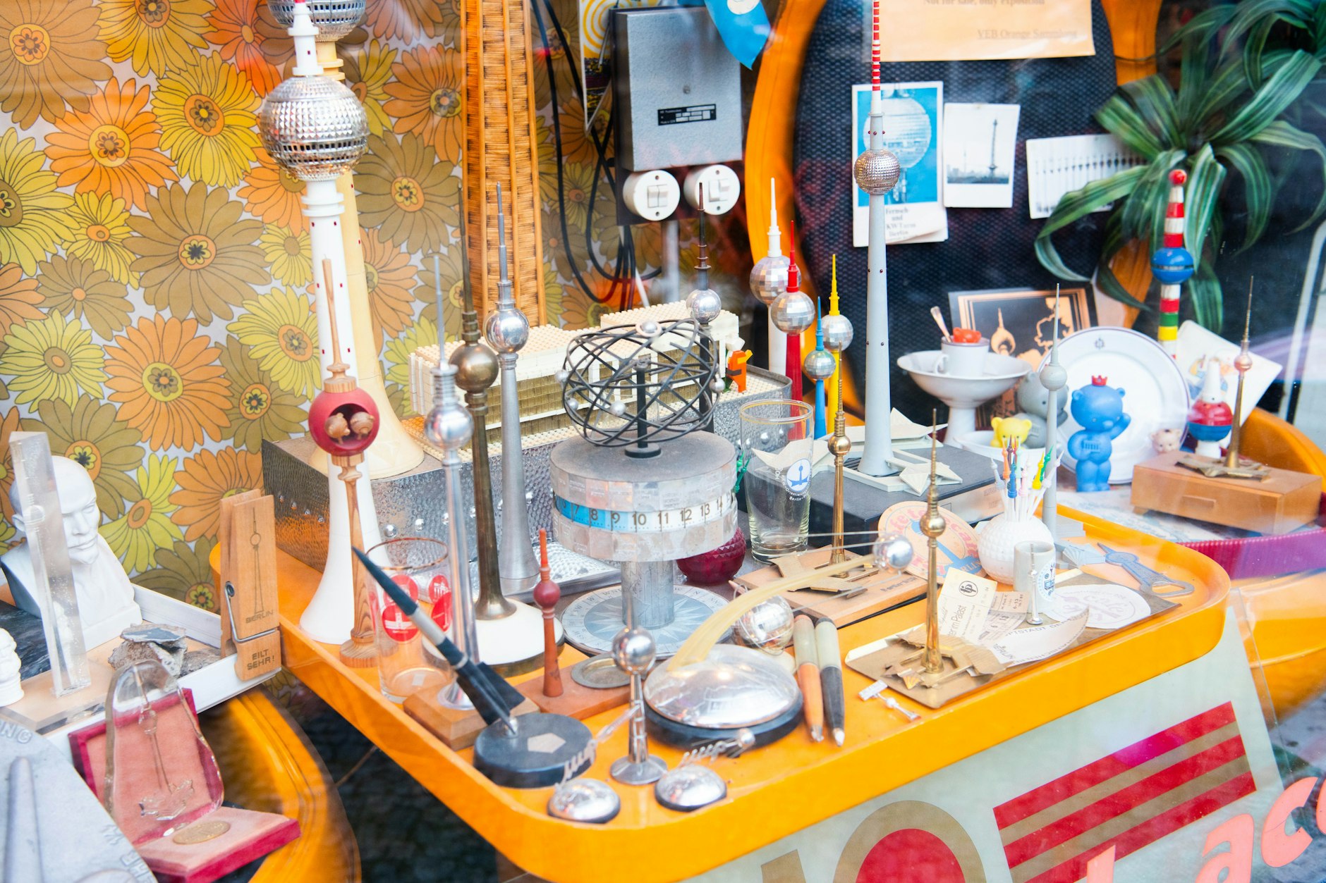 Unverkäufliche Fernsehturm-Sammlung im Schaufenster.