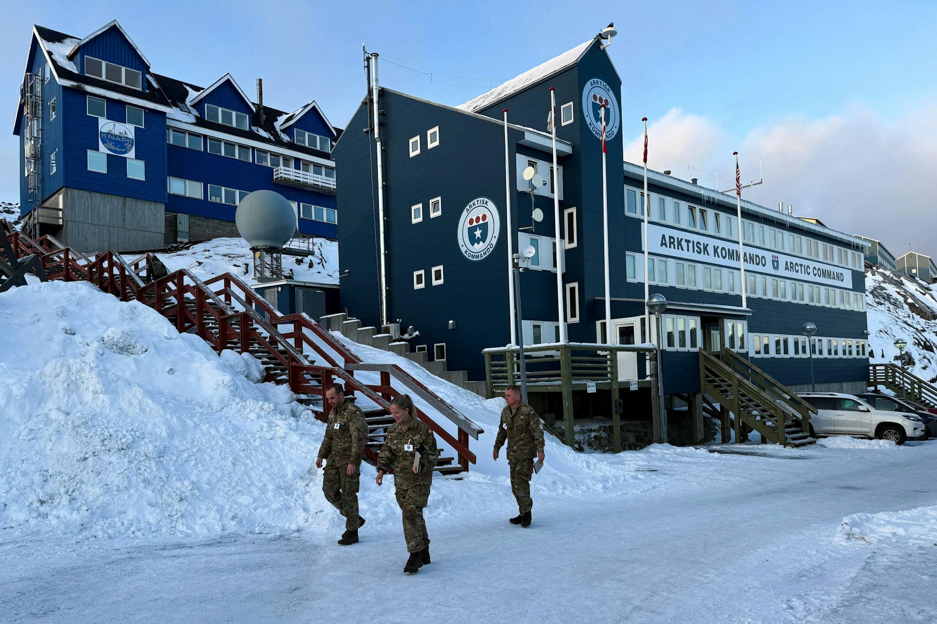 Soldaten laufen am Arktisk Kommando in Grönlands Hauptstadt Nuuk vorbei.