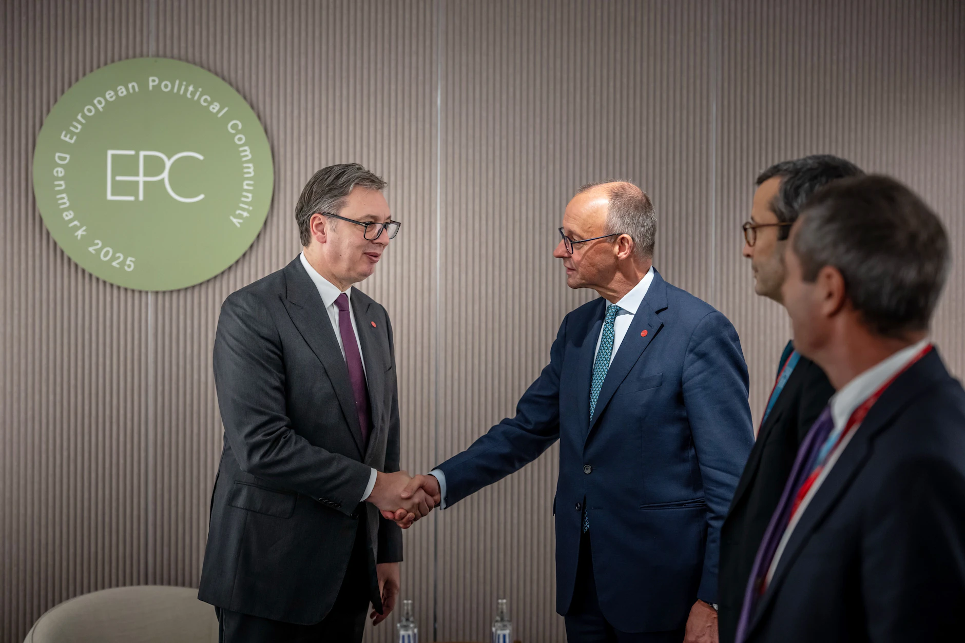 Bundeskanzler Friedrich Merz grüßt bei einem Treffen der Europäischen Politischen Gemeinschaft in Kopenhagen den Präsidenten von Serbien, Aleksandar Vučić.