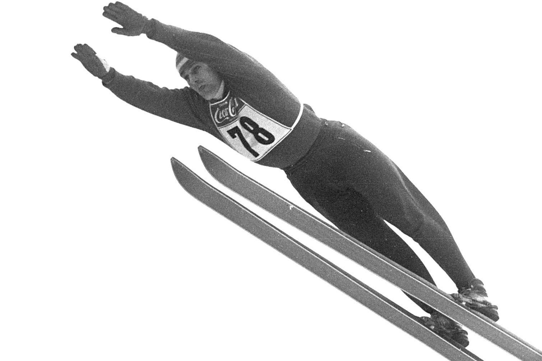 Helmut Recknagel aus der ehemaligen DDR gewinnt als erster deutscher Skispringer Gold bei den Olympischen Spielen.