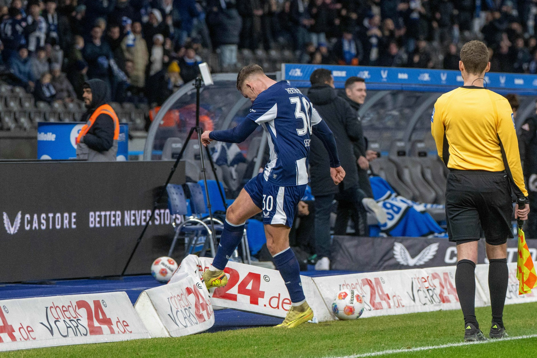 Sieht aus wie Frust, ist es aber nicht! Paul Seguin jubelte mit einem Fußtritt gegen die Werbebande über sein erstes Tor für Hertha BSC.
