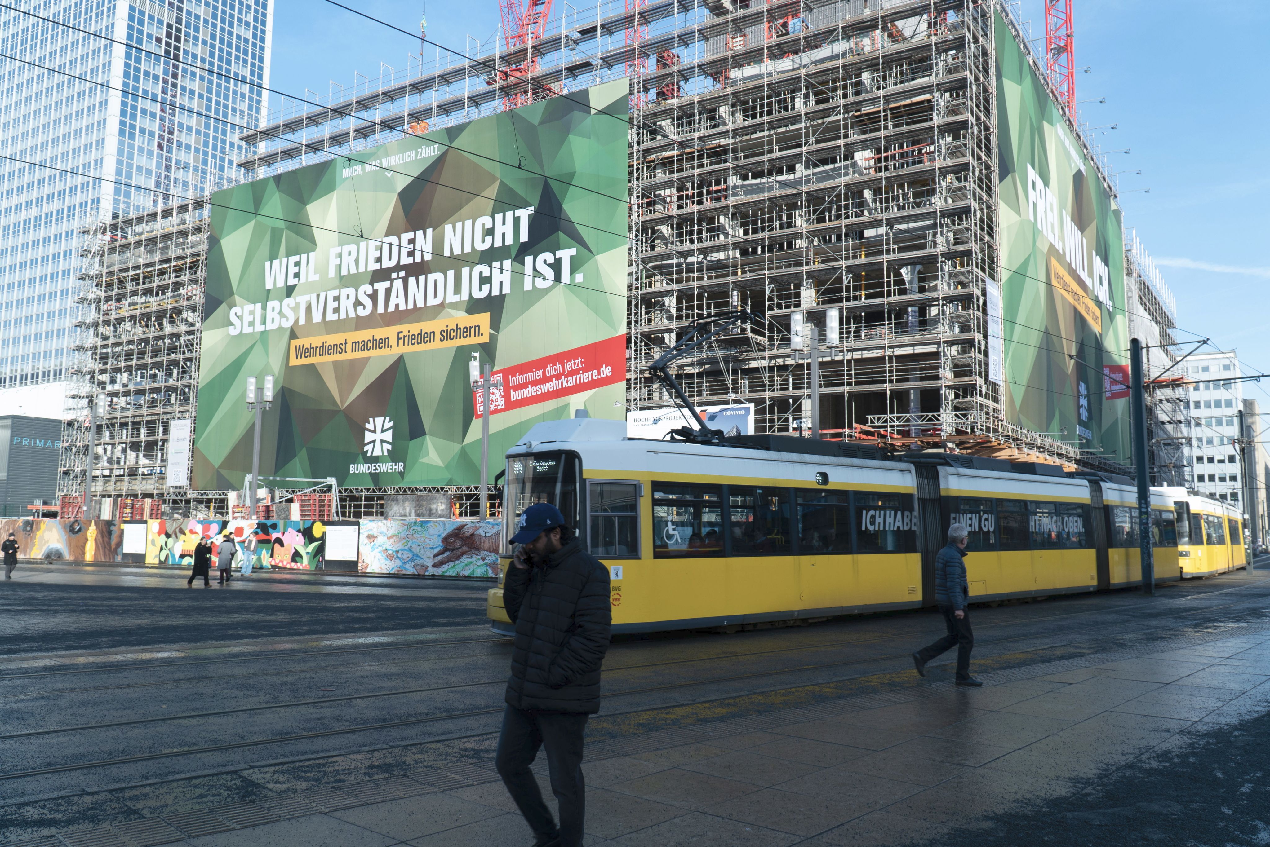 Bundeswehrplakat am Alexanderplatz: „Von unseren Steuergeldern, um hier für Krieg zu werben“