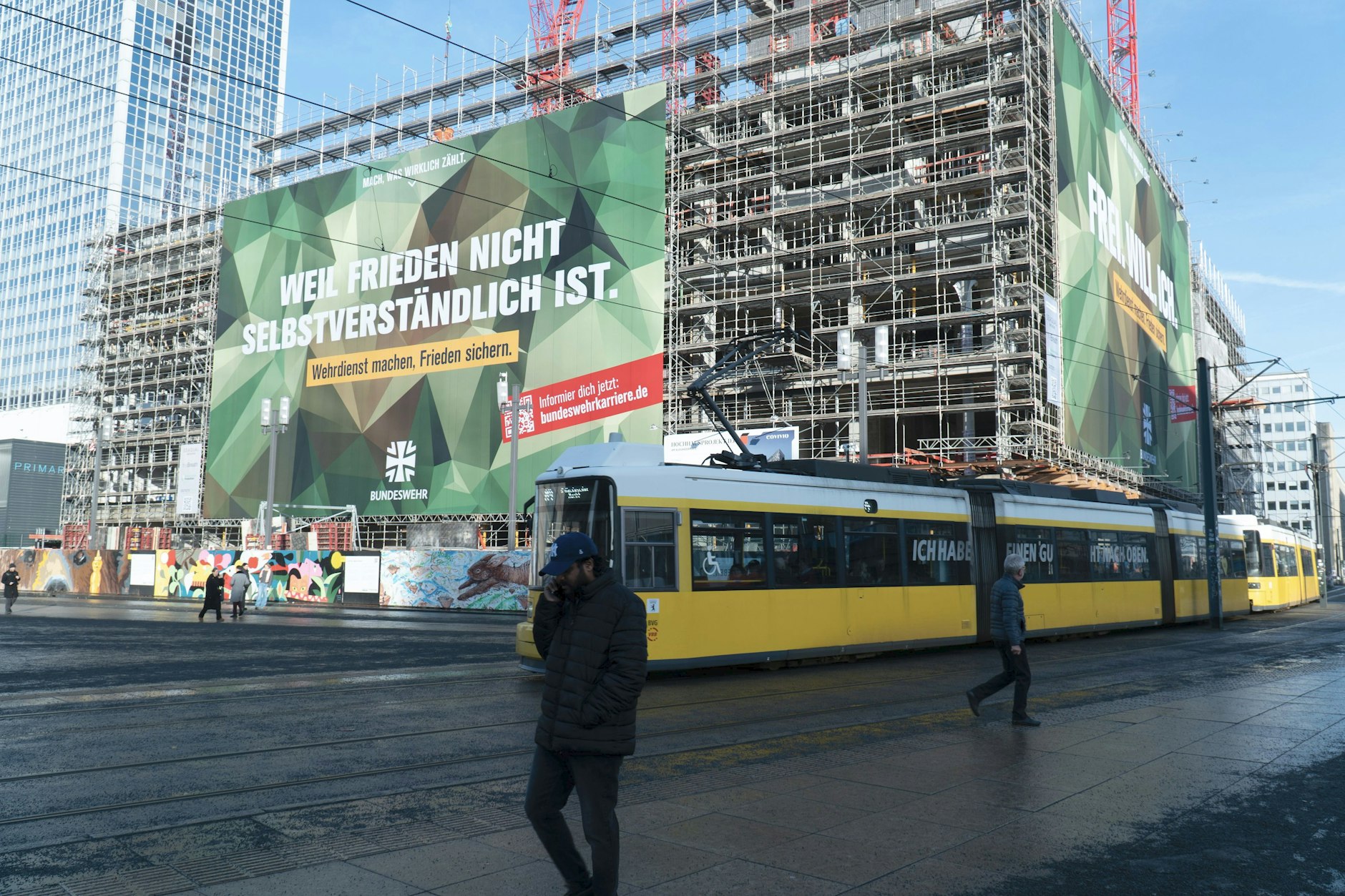 Ein Werbeplakat der Bundeswehr ist an der Fassade der Baustelle des Covivio-Towers am Alexanderplatz angebracht.