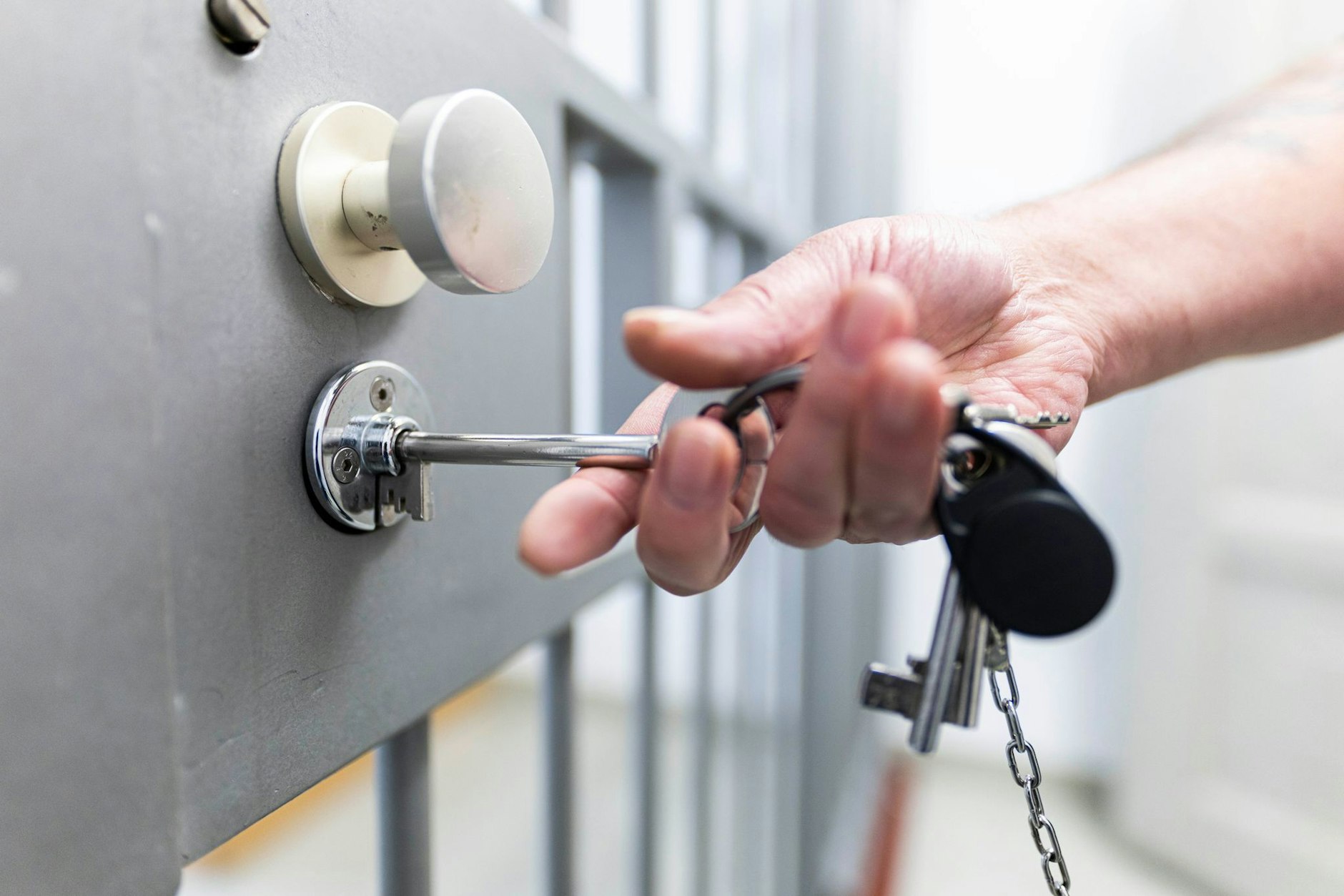 Das Kammergericht in Berlin hat einen jungen Mann wegen der Anschlagsplanung auf die israelische Botschaft zu drei Jahren Jugendstrafe verurteilt.