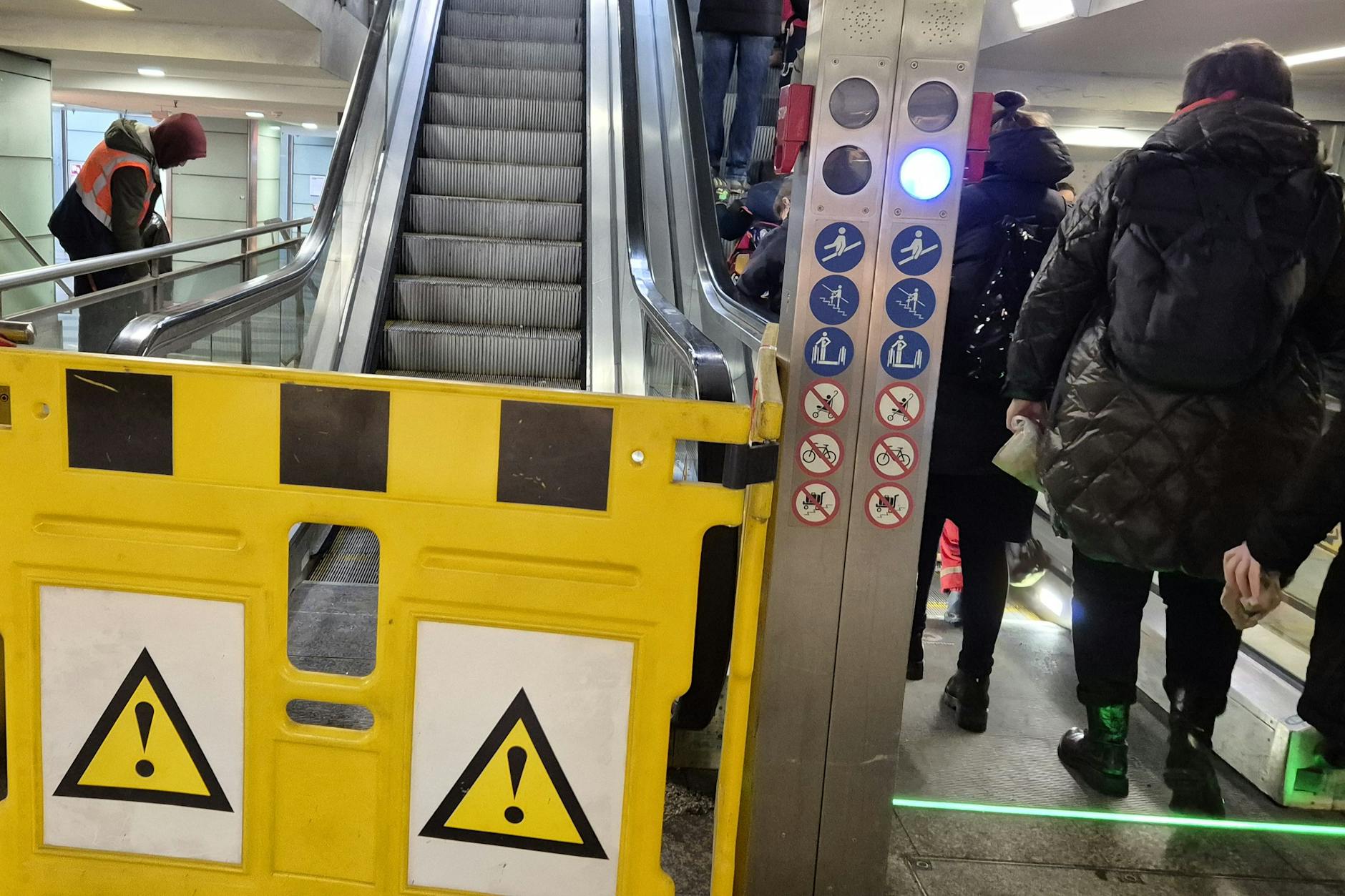 Es ist ein Glücksspiel, ob die Rolltreppen am Bahnhof Friedrichstraße funktionieren oder nicht. Hier ist die Zwischenebene zwischen Stadt-Bahn und S25/S1 am <strong>Dienstagnachmittag</strong> zu sehen.