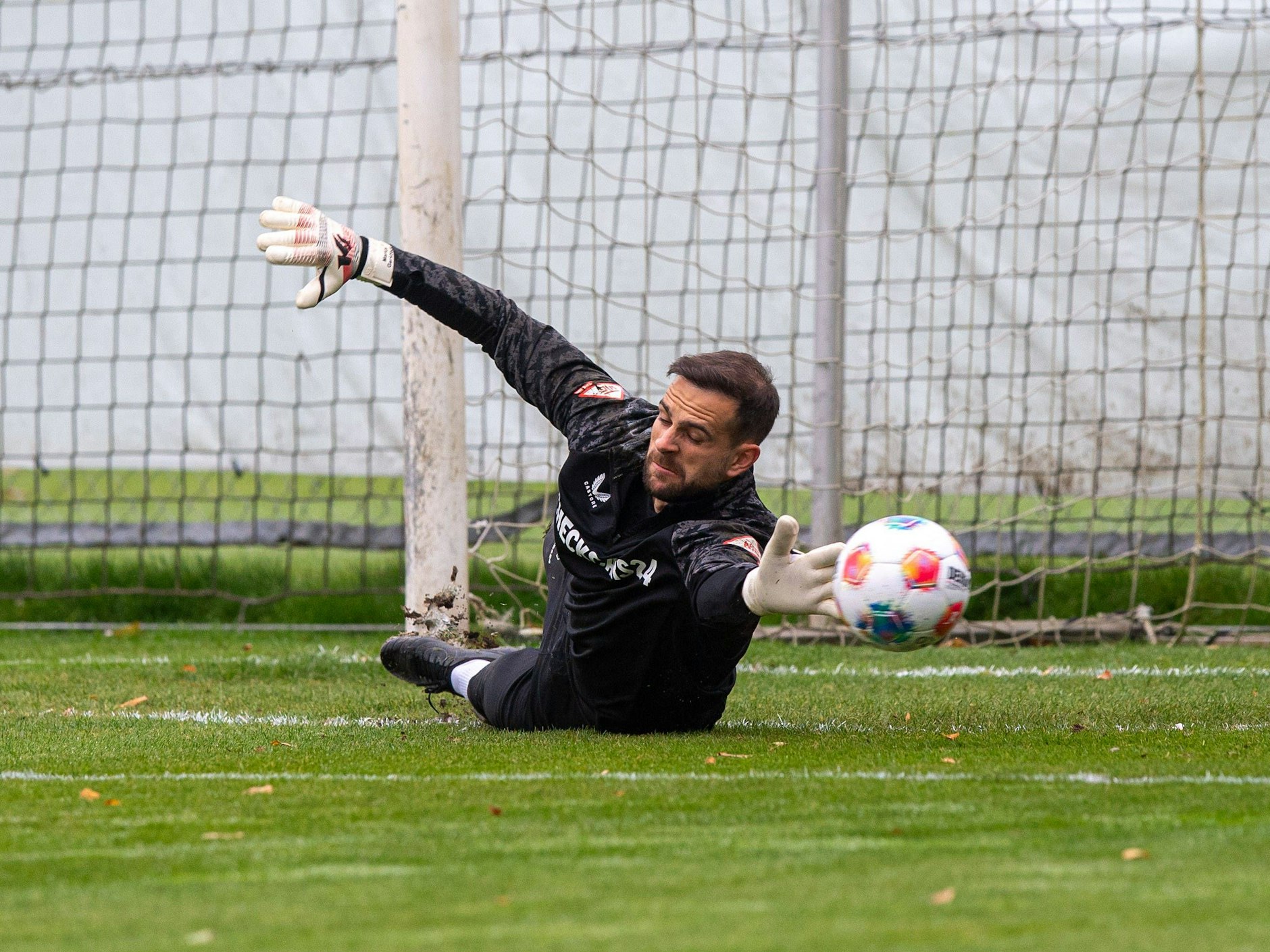 Ersatztorhüter Marius Gersbeck bei einer Parade im Hertha-Training.