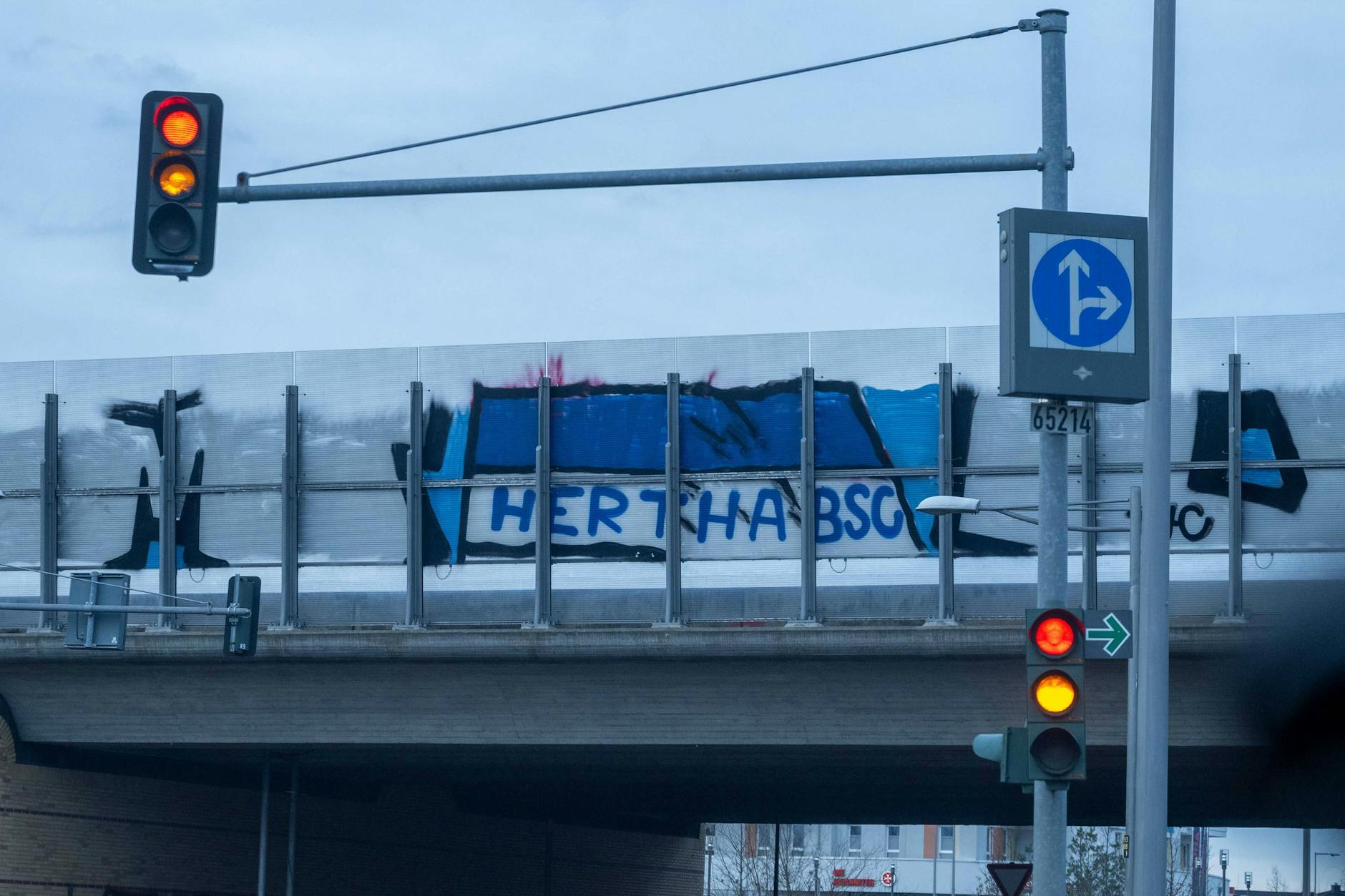 Hertha-Graffitis gehören zum Berliner Stadtbild, jetzt wurden Züge besprüht und die Polizei ermittelte die Täter.