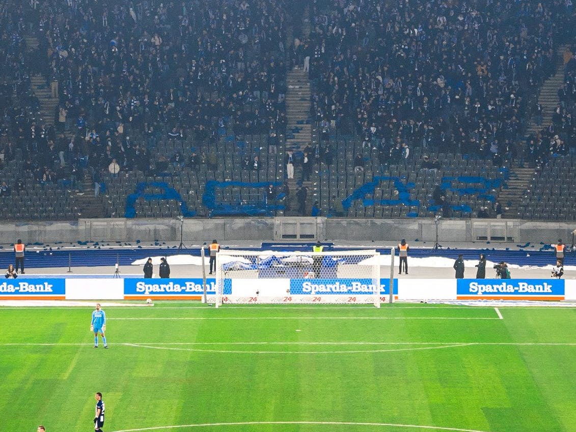 Herthas Fanszene verließ aus Protest wegen eines Polizeieinsatzes die Ostkurve und hinterließ die Botschaft: ""ACAB. Die Abkürzung für: All Cops are Bastards