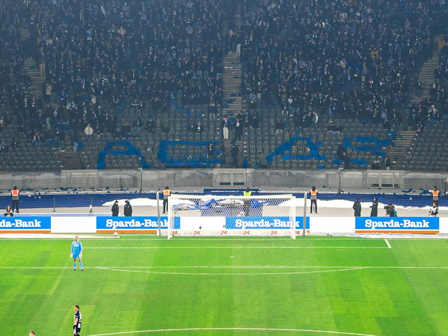 Herthas Fanszene verließ aus Protest wegen eines Polizeieinsatzes die Ostkurve und hinterließ die Botschaft: ""ACAB. Die Abkürzung für: All Cops are Bastards